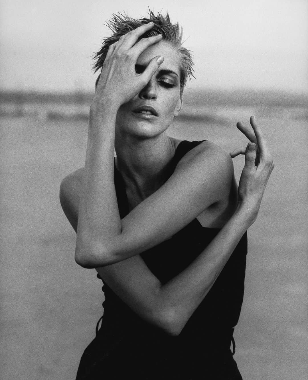 ピーター・リンドバーグのインスタグラム：「NADJA AUERMANN, MOJAVE DESERT, CALIFORNIA, 1996⁠ ⁠」