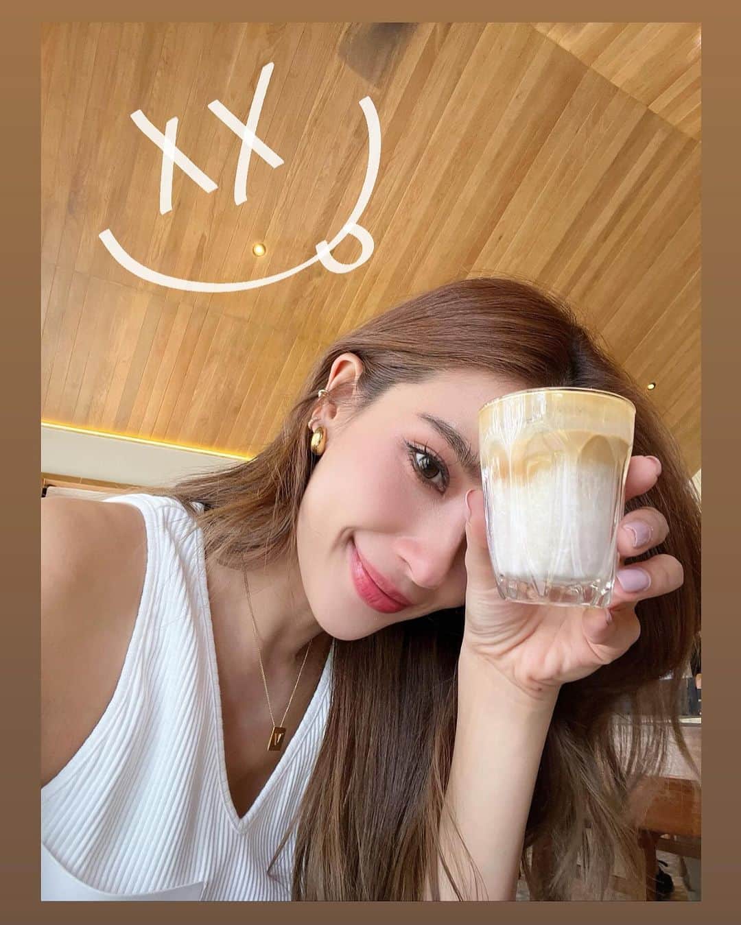 ウィウ＝ワンナロット・ソンティチャイのインスタグラム：「ว่างมั้ย? ไปกินขนมเป็นเพื่อนเราหน่อยสิ~ 😋🥐☕️」