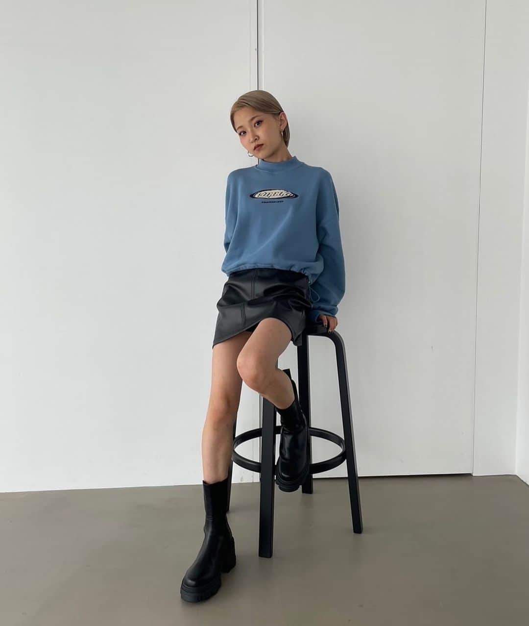 EMODA_LOOK BOOKのインスタグラム：「・ #EMODA2023AW @emoda_kanon  158cm   ▫️RECOMMEND ITEM▫️  ・DROW STRING CHENILLE TOP ¥8,690(tax in)   ______________________ 　 ▶︎▶︎ @emoda_snap TOPのURLから 公式RUNWAYchannelをcheck📲 　 　 #EMODA #RUNWAYchannel #秋服コーデ　 #秋コーデ #カラーコーデ #ブルーコーデ @emoda_official」