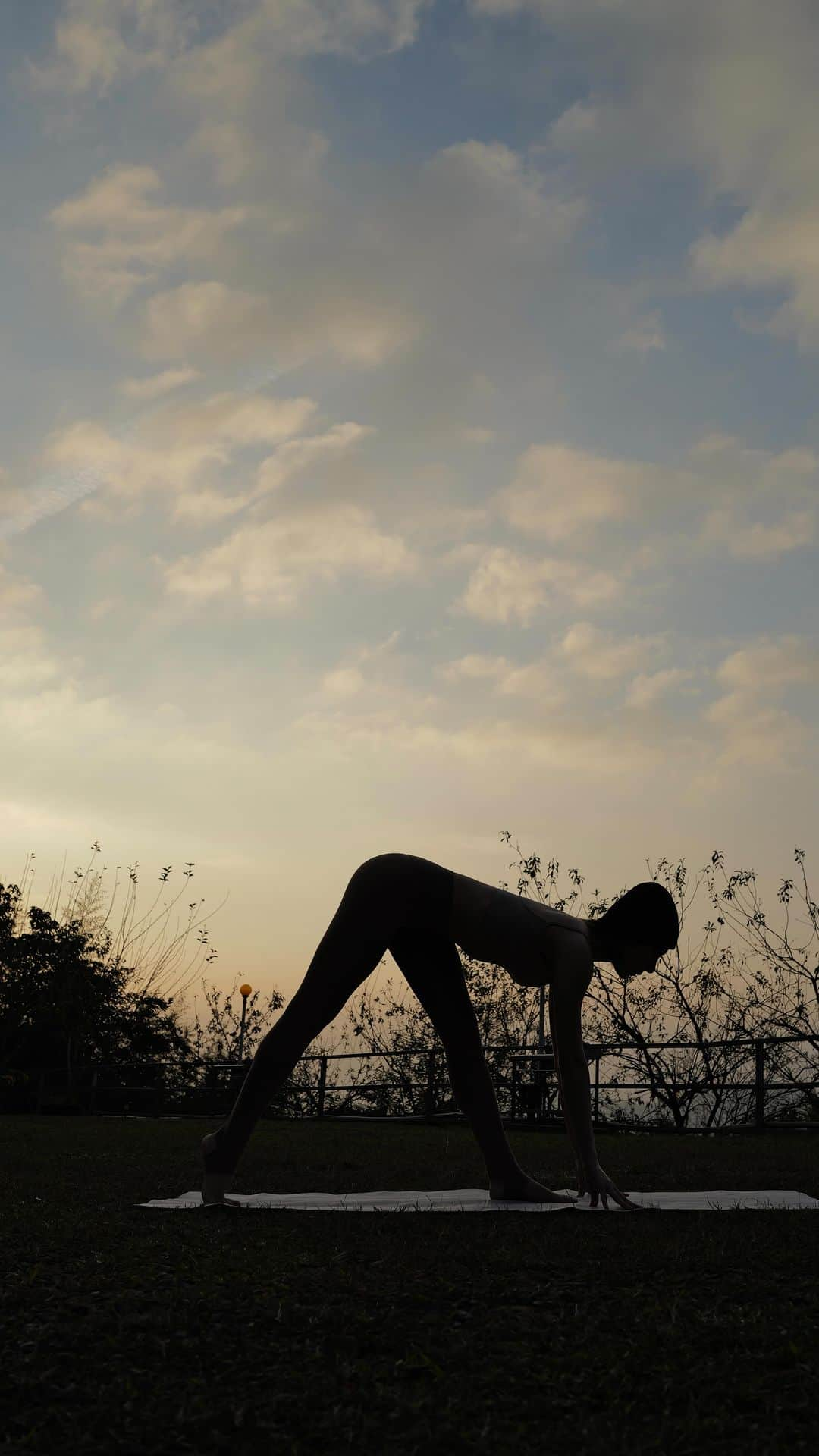 特蕾沙（Teresa）のインスタグラム：「Outdoor stretching.  Nature and yoga are definitely healing for the body and mind🤍  Outfits @somos_03  Mat @magipea_fit   #yogi #yogaeverywhere」