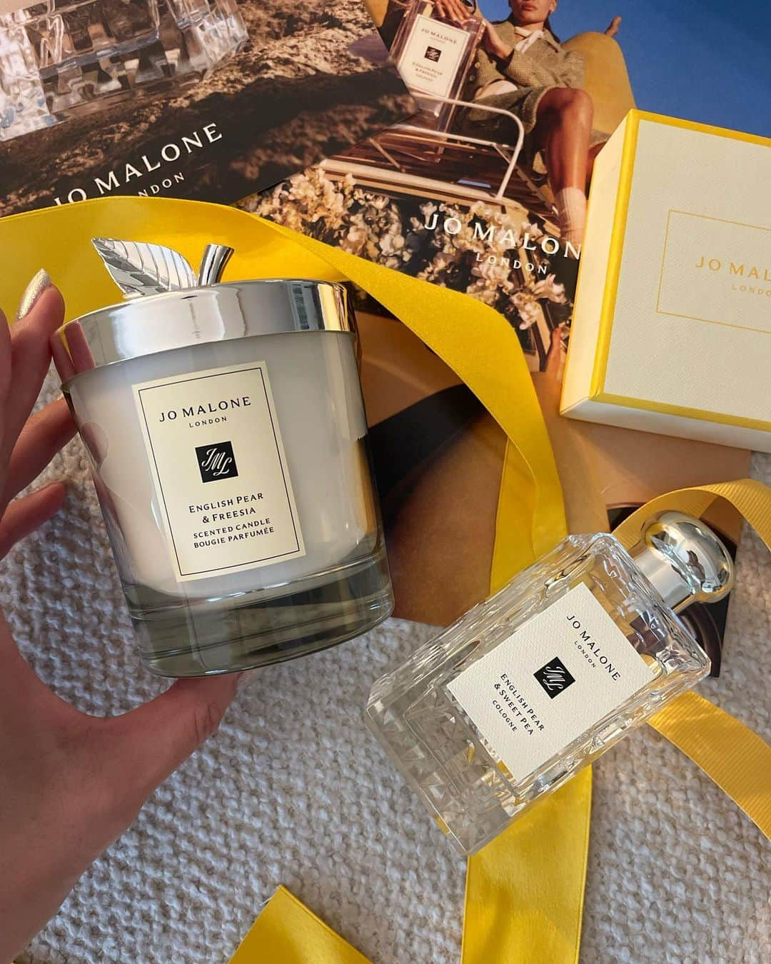 木下ココのインスタグラム：「@jomalonelondon から届いた香りのギフト💝 ・ 可愛いエレガントなパッケージが今回も乙女心をくすぐります🫶👩💓 ・ 今回は、ジョーマローンの人気の香りのイングリッシュペア&フリージアに、スイトピーの香りが加わりリニューアル🍐 ・ 清涼感のある瑞々しいフローラルの香りで更に好みかもしれない♡♡ ・ キャンドルのキャップも ペアーになってて可愛いな💚✨✨ ・ ・ ・ ・ #jomalonelondon #englishpear #fragrance #scent #perfume #フレグランス #香水　#キャンドル #木下ココ」