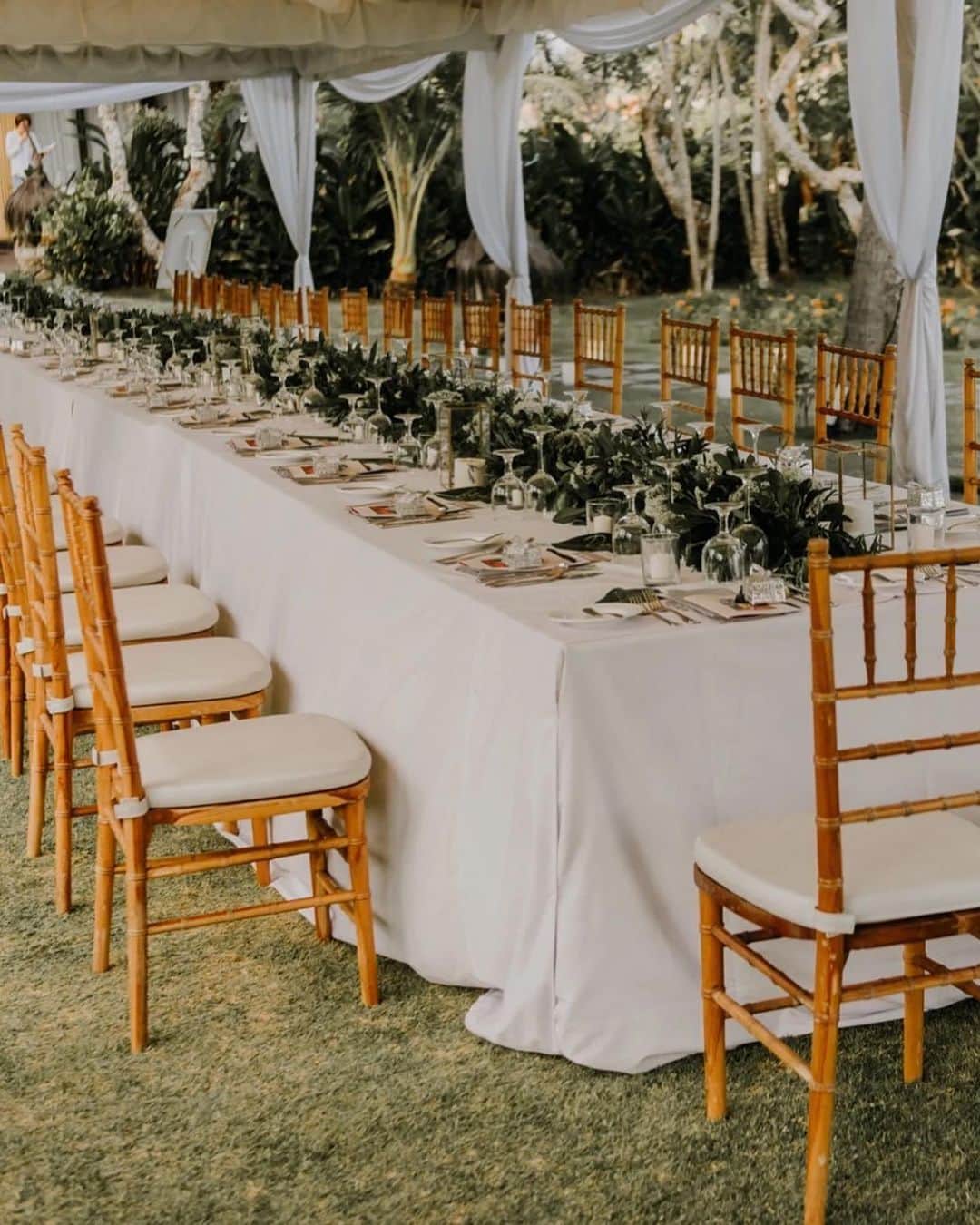 ARCH DAYS Weddingsさんのインスタグラム写真 - (ARCH DAYS WeddingsInstagram)「【今日のアルバム】WARM HEART  バリ島でのリゾートウェディング   テーマカラーはオレンジ×グリーン。アクセントで赤や濃いピンクを入れて元気なイメージに。 ご家族は淡いブルーの衣装で揃え、バリの雰囲気を引き立てるような素敵なコーディネートを。  ガーデンにはテントを設営、華やかなパーティースペースを用意して。  バリの非日常な空気を感じながら、ゲスト全員との時間を大切にしたかけがえのないひととき。  ----- ⁡ 🕊️: @feastbali  📷: @evermotionphoto  👗: @ivorybridaljkt 🏛️: @tamanahimsa  ⁡ ----- ⁡ ▽アルバムを見るには ストーリーズからリンクをチェック☑️ ⁡  ----- ⁡ 11月のお題はウェディングケーキ・ドレス・席札💘 ⁡ それぞれ「#アーチ花嫁ケーキ 」「#アーチ花嫁ドレス」「#アーチ花嫁席札 」をつけて投稿してくださいね♡ ⁡ ポストいただいた中から厳選して、素敵な写真をこちらのアカウントでご紹介させていただきます👰🏻‍♀️✨ ⁡ -----  ⁡  ▽ARCH DAYSトップページはこちらから☑️ @archdays_weddings プロフィールのリンクから ⁡ ⁡ ----- #archdays花嫁 #バリウェディング #バリ島ウェディング #会場装花 #リゾートウェディング #リゾ婚 #リゾ婚花嫁 #baliwedding #ガーデンウェディング #バリ島挙式 #2024春婚 #2024冬婚 #2023秋婚 #2023冬婚 #プレ花嫁2023 #プレ花嫁 #卒花嫁 -----」11月7日 20時00分 - archdays_weddings