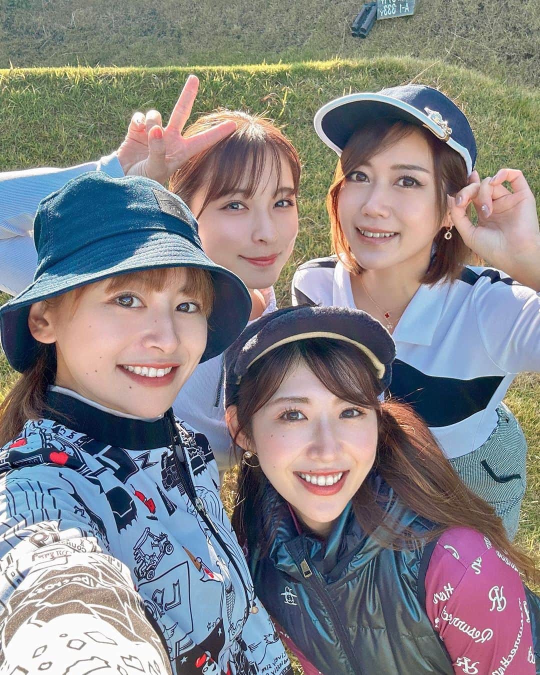ISHIIYUKIKOのインスタグラム：「スマイルゴルフスペシャルコンペに行って来たよ❣️ @smilegolf2018   場所は富士箱根カントリークラブ⛳️ グリーンが難しかったぁ🤣  天気も良くてスタート前にスパークリングも飲めて気分最高でした😂笑　@hamsikwinery.jp   初めましてのまおちゃん、ももかちゃん、お久のゆいちゃん💕わいわいお喋りできて楽しかった☺️  参加者全員に景品が当たるという嬉しいやつ♡  ご協賛ありがとうございました★ @blueteegolf ANA X株式会社 @greenonjp @plasma_kairisui_official  次回のラウンドイベントもよろしくお願いします✨  #ゴルフ #ゴルフ女子 #golf #golfgirls  #골프 #골프스타그램  #高尔夫 #golfswing  #スマイルゴルフ  #フットジョイ #footjoy」