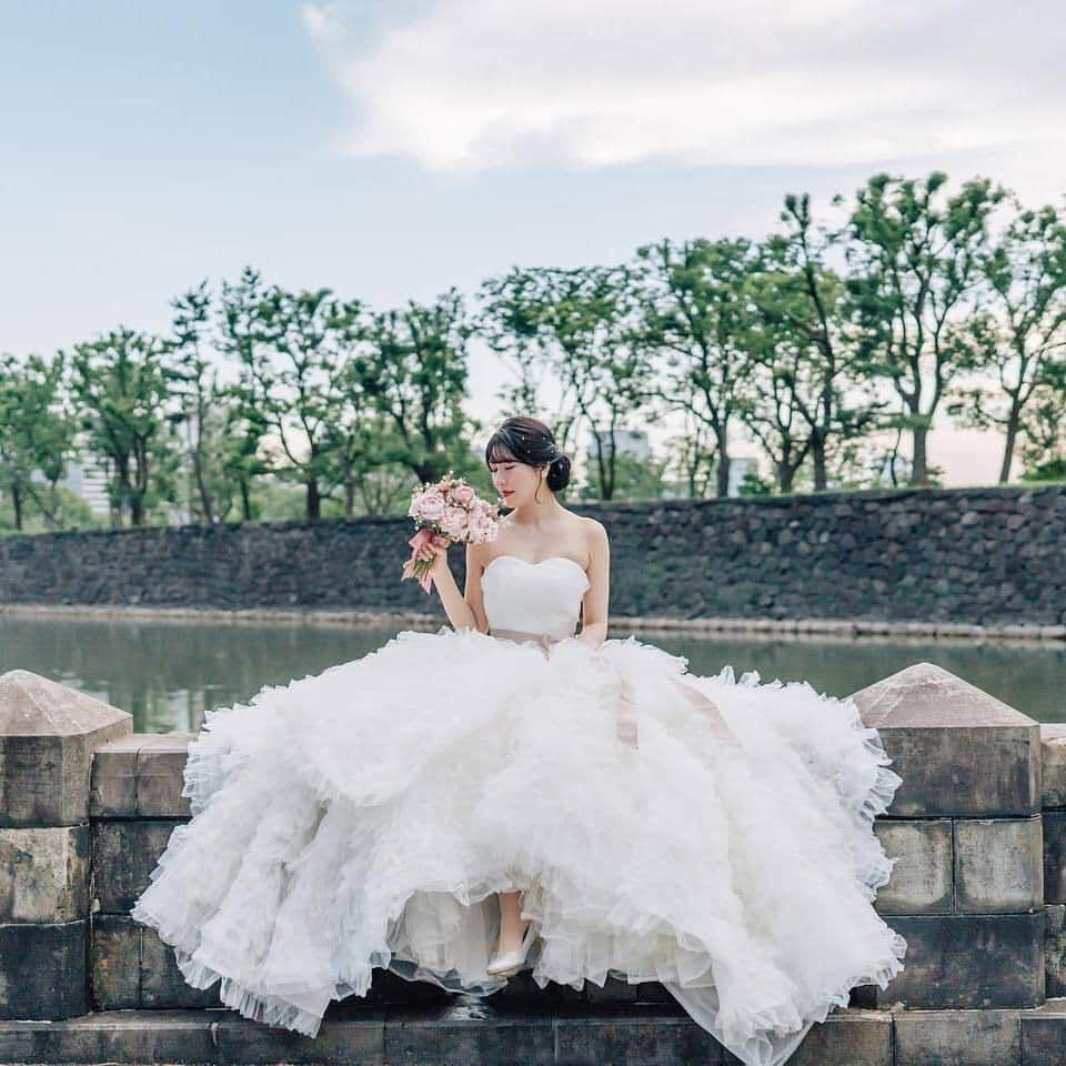 ♡プラコレWedding·⋆*さんのインスタグラム写真 - (♡プラコレWedding·⋆*Instagram)「. @placole_dressy【#DRESSY花嫁 】 【#プラコレ】をつけて投稿&フォローしてね♩ . ＝＝＝＝＝＝＝ . ふわもこボリュームが可愛すぎる☁️ 女性らしいシルエットで人気のドレスをご紹介👗  韓国でも人気のモコモコしたボリュームの ドレスは日本の花嫁さまの間でも話題🤍 ボリューム感がたまらないですよね！ . ＝＝＝＝＝＝＝＝ 👗photo by... @ono._.rika.wd さま @hana_wd6121 さま @chii0310wedding さま @snyan_wd さま @emok_wed さま ＝＝＝＝＝＝＝＝ . 『#DRESSY花嫁』『#プラコレ』の ハッシュタグをつけて写真をUPしてね✦ 花嫁アプリ『DRESSY by プラコレ』の 記事に掲載＆リグラムされるかも♩ . みなさまからのいいねや保存 コメントをお待ちしています♥️ 「このウェディングドレス可愛い！」 「ヘアスタイルも気になる！！」 「今の花嫁さんの流行りは！？」etc. . ＝＝＝＝＝＝＝＝ 花嫁アプリでは、 プロのアドバイザーに結婚式の相談を何度でも♡ ウェディングドレスの記事や、 自分のウェディングレポを残せちゃう♡” . >>>TOPのURLからcheck ⋈ @placole_dressy >>>結婚のご相談は プラコレウェディングアドバイザーへ♡ @wedding_adviser >>>ウェディングレポを残したいなら、 farny by プラコレをcheck ✎ @farny_wedding >>>花嫁準備に欠かせないアイテムをお探しなら placole & dressy Beauty をcheck ❁ @dressy_beauty_ >>>素敵なドレスに出会いたい花嫁さま♡ @dressyonline_をcheck >>>おしゃれなファミリーフォトは ドレシーベイビーをcheck 𓏸 @dressy.baby >>>鎌倉にOPEN”お花とドレスと紅茶のカフェ” @dressyroom_teaをcheck𓌉𓇋 >>>名古屋にOPEN”ウェディング体験型カフェ @dressycafe_nagoya をcheck𓌉𓇋 . ＝＝＝＝＝＝＝＝＝＝＝＝＝＝＝＝ . #一度きりの人生一度は魔法にかけられて #花嫁 #卒花嫁 #結婚 #結婚式 #試着レポ #farnyレポ #2023秋婚 #2023冬婚 #2024春婚 #2024夏婚 #カラードレス試着 #ドレス試着 #ドレス試着レポ #ドレス選び #カラードレス #カラードレス迷子 #ウェディングドレス #ドレス迷子 #ドレスフォト #ウェディングフォト #ふわふわドレス #前撮り #ボリュームドレス #チュールドレス #もこもこドレス」11月7日 16時04分 - placole_dressy