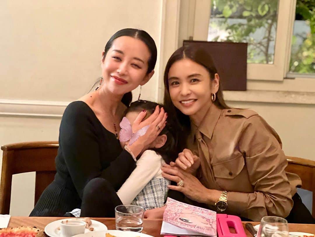 PINKYのインスタグラム：「幸せすぎて、胸がいっぱい🥹❤️✨  憧れの滝沢眞規子さんにお会いするという夢が叶いました💐✨  私はもう嬉しすぎて舞い上がってしまって、ずっとこの顔↑(半眼)😂 　 しかも“おゆうさん”と呼んでいただいて、ハートが飛び出るかと！！💓w  眞規子さんのYouTubeを観る度に元気とモチベーションをいただいていて、実際にお会いしたら本当に素敵なお方で思わず拝んでしまっていました🥹🙏❤️✨  @makikotakizawa 様、本当にありがとうございます❤️✨  この機会を作ってくれた夫にも大感謝です🥹🙏✨ @yosuke_kubozuka ❤️  ・・・・・・・ #滝沢眞規子さん #タキマキさん #takimakichannel #大ファンです❤️」