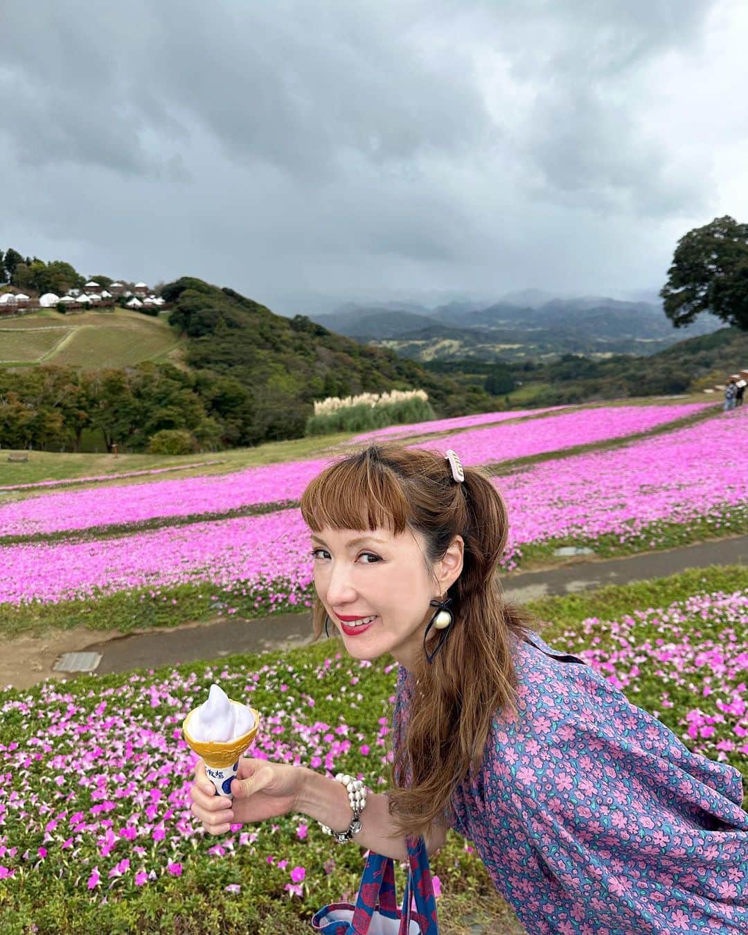 のインスタグラム：「千葉⛰️マザー牧場🐄桃色吐息(ペチュニア) の広がる景色💕 ブルーベリーソフトクリームがあっという間に溶けて🍦🫐 Dress @omas_hande  Earrings & bracelet @petiterobenoire_official  Hair accessories @miumiu」