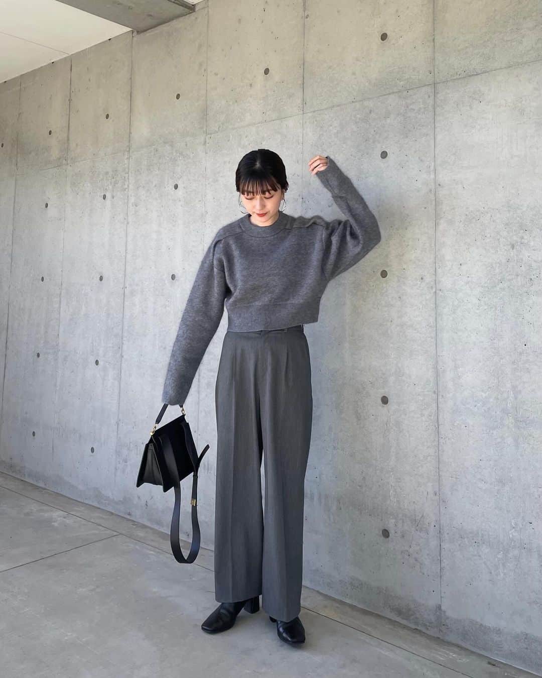 馬渕由妃のインスタグラム：「今年はグレーに目が行く🩶🩶🩶  @miesrohe_ のニット、ショート丈でハイウエストパンツとの相性💯こないだデニムと合わせたけどそれも可愛かった〜。👖♡肩のタックデザインも他にない感じで好き🫰  #PR #miesrohe #knit #allgray」