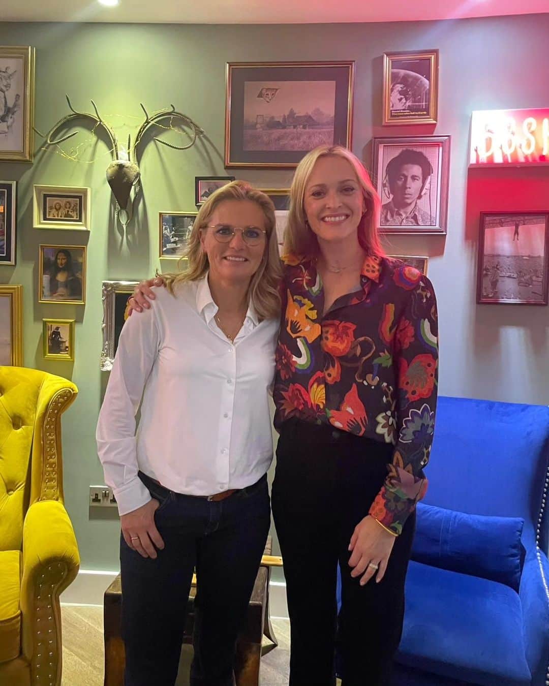 ファーン・コットンのインスタグラム：「I have wanted to get @sarina.wiegman on the @happyplaceofficial podcast for some time so this personally felt like a real moment.  To interview a true game changer and history maker is a priviledge and this conversation gave me great insight into the mind of someone that never gives up, leads spectacularly, and takes risks.  Sarina was also just really lovely to be around. I simply adored this chat and really hope you get lots from it too.  #happyplace   Listen wherever you get your podcasts or watch on YouTube. 🎧」