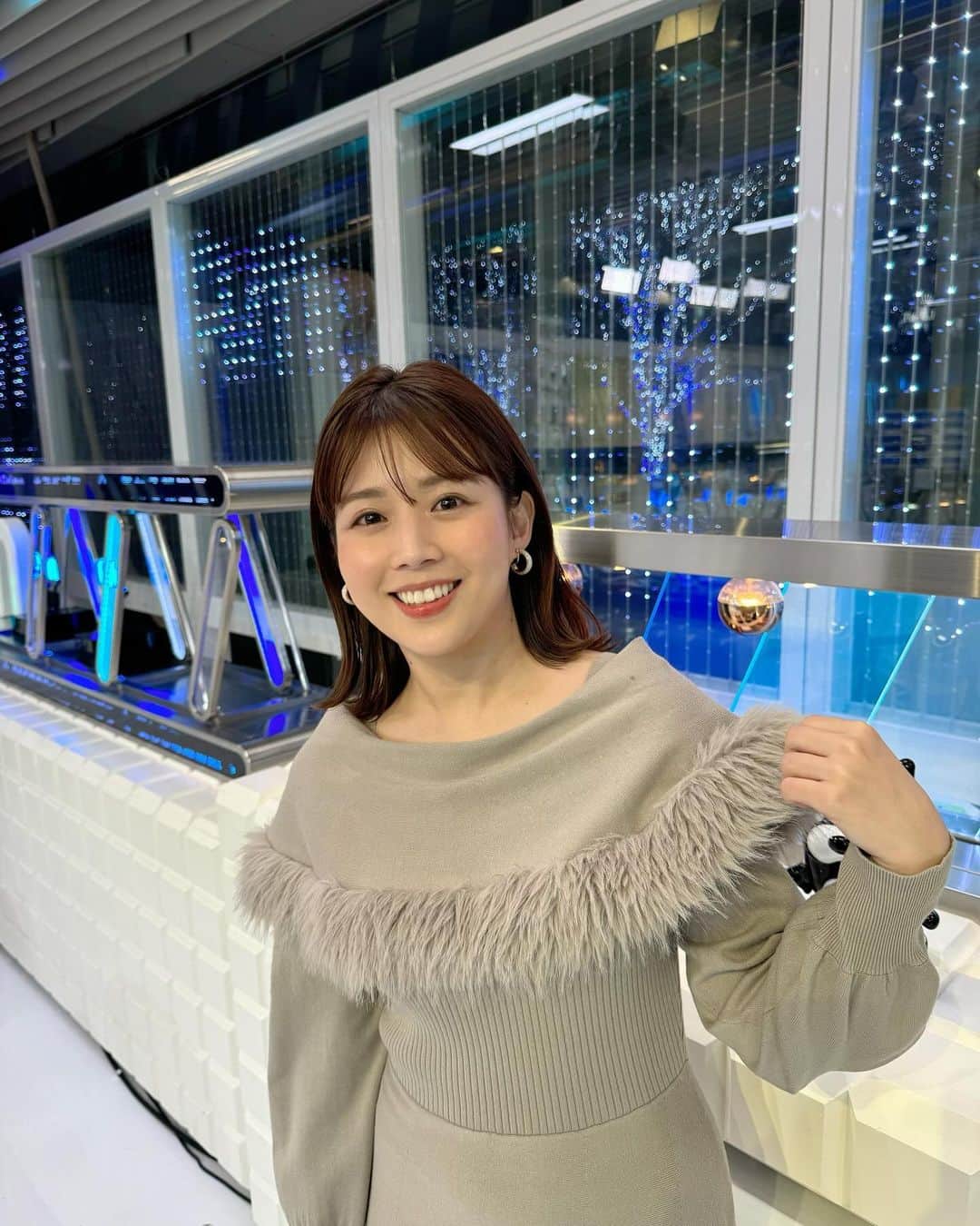 田中萌のインスタグラム：「* 昨日の衣装はファーの付いたワンピースでした🪽 冬先取り🫶  まだまだ暑いですね🫠  今日も都内某所から中継します🧚‍♀️💗  ✴︎きのうの衣装✴︎ ワンピース @tocco_closet   #衣装#アベプラ」