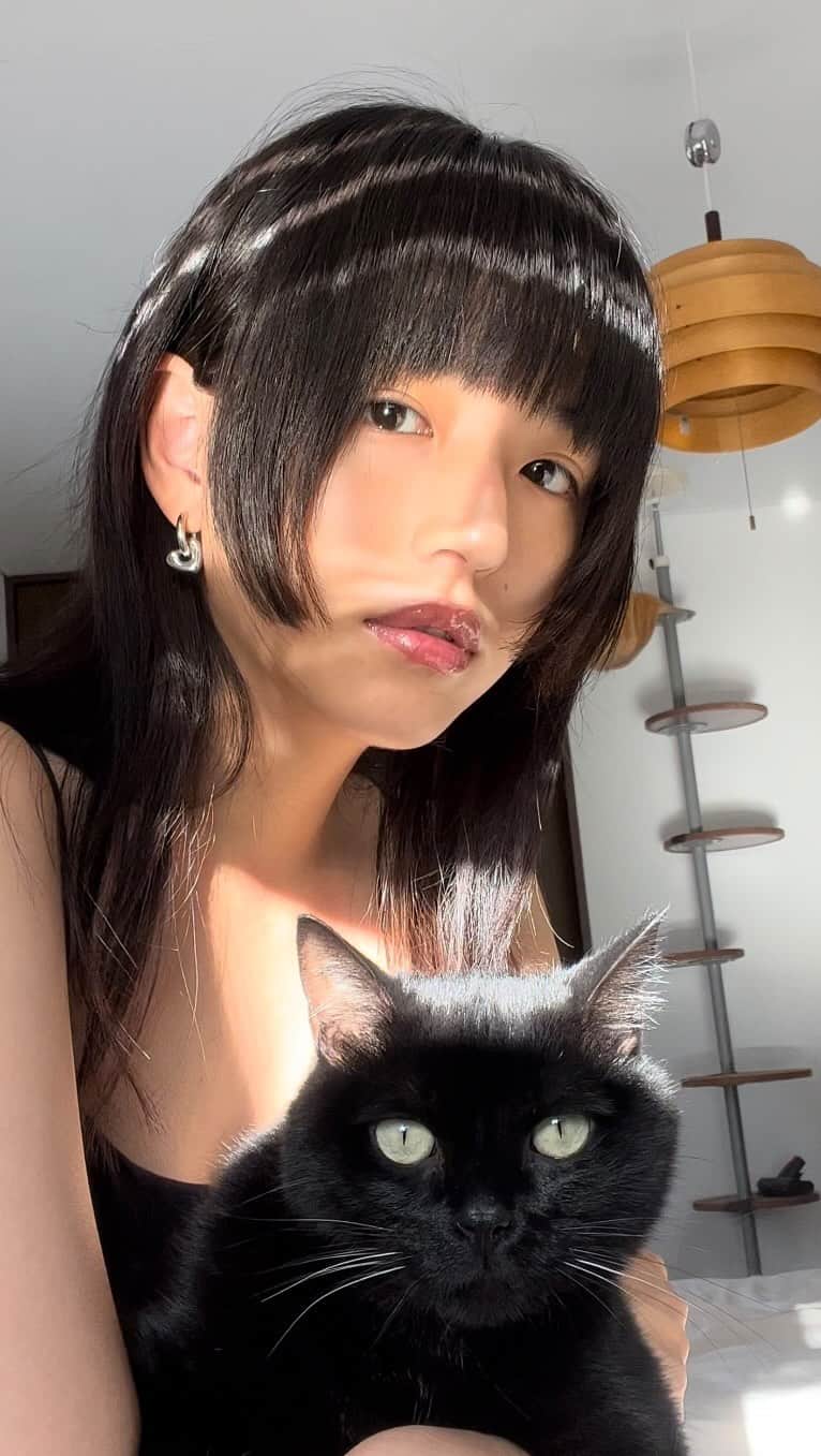 朱里のインスタグラム：「シンプルだけどよく見るとハートがゆらゆら〜 キラキラするのかわいい〜꒰ა♡໒꒱ @cene_316l   #cene  #pr」