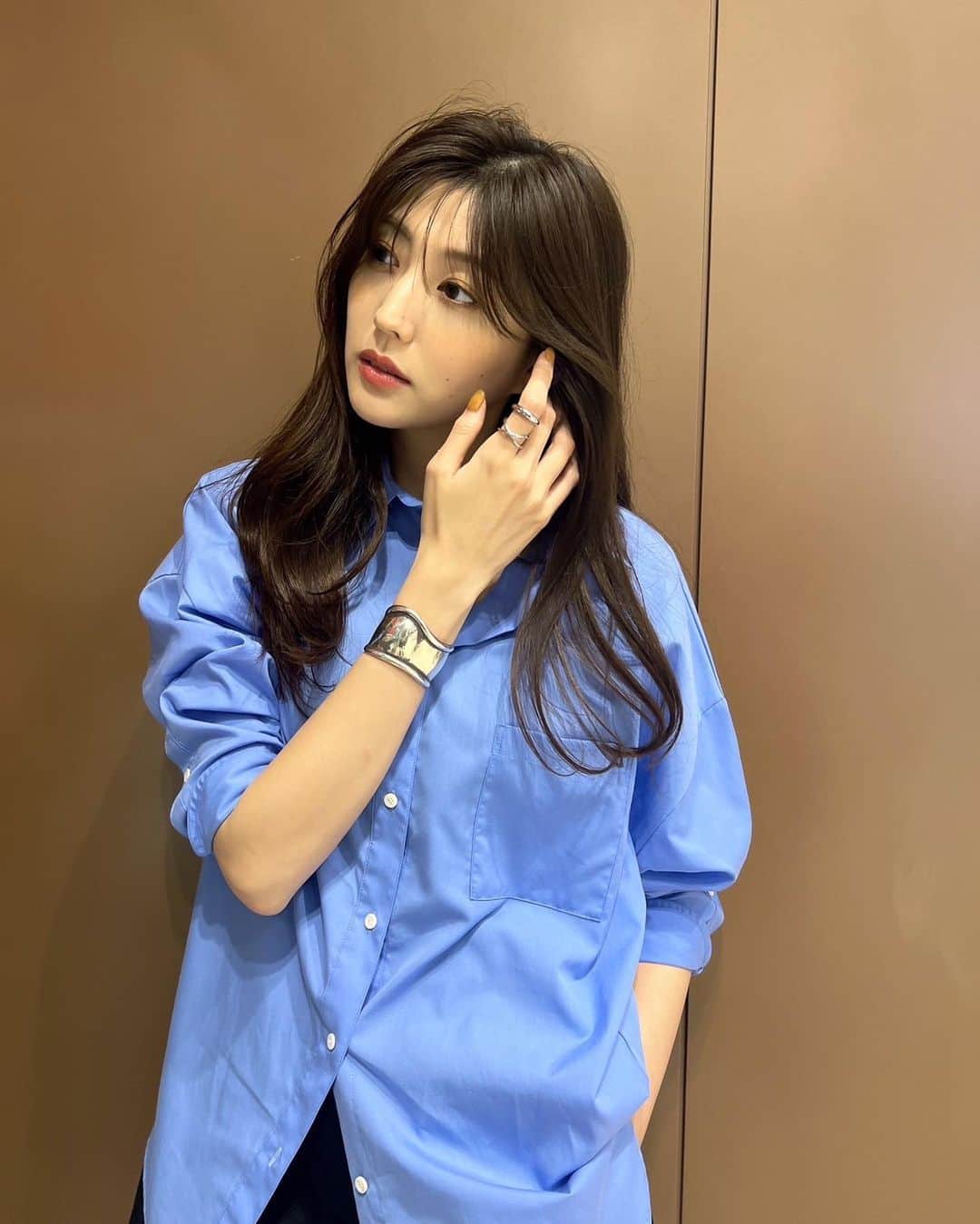 岩﨑名美のインスタグラム：「また暖かくなったのでシャツ✌︎🧚 最近はシルバーアクセがすきです🦭」