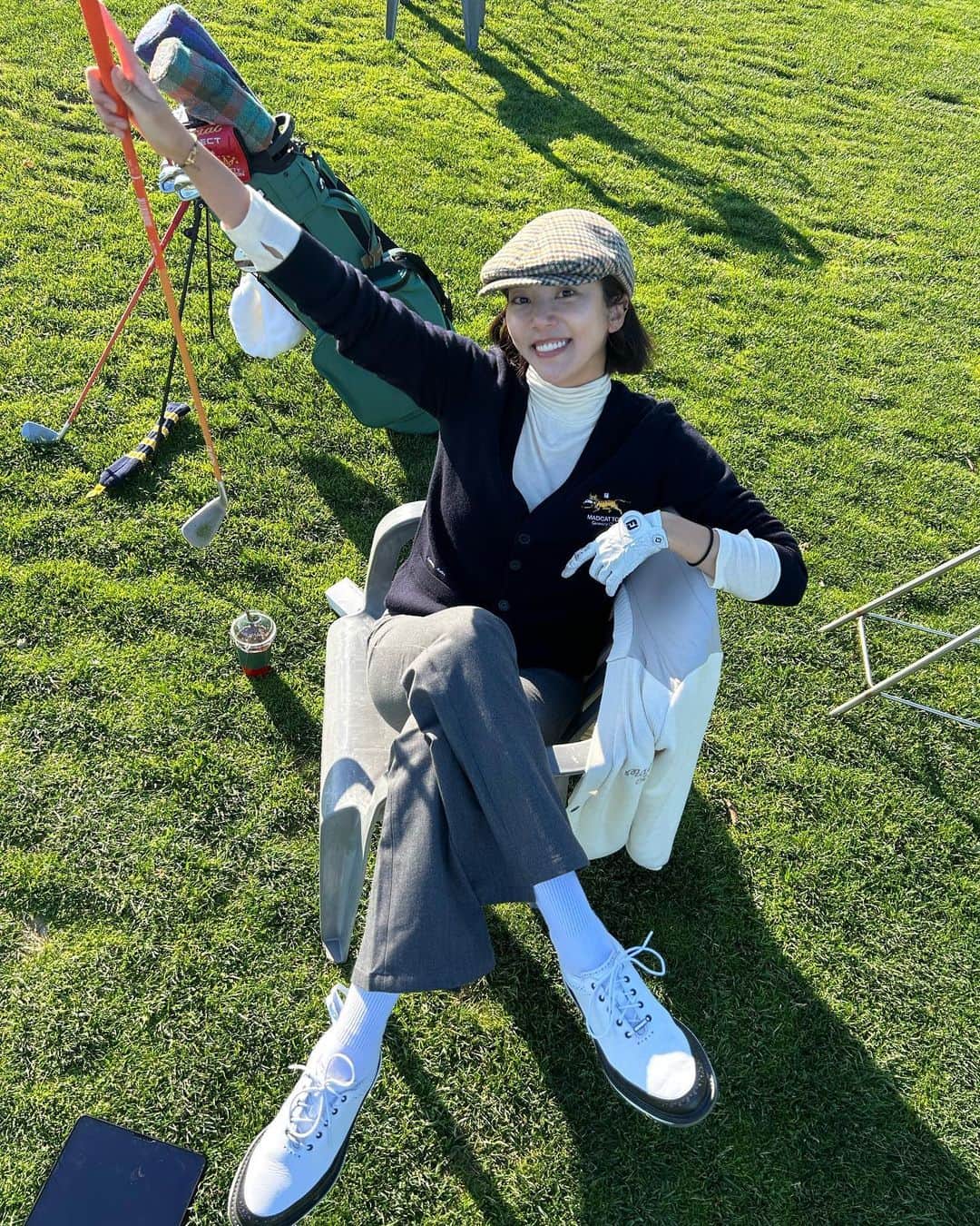 ソン・ダムビのインスタグラム：「필드 레슨⛳️ 여기 외국 같다🤗🤗 잘 치는 그날까지💪🏻💪🏻🏌🏻‍♀️🏌🏻‍♀️」