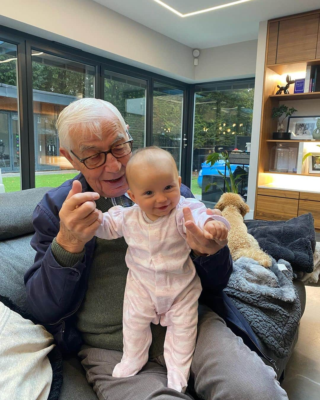 ファーン・マッキャンさんのインスタグラム写真 - (ファーン・マッキャンInstagram)「Winter warmers ☕️🤎  First pic outfit tagged in my stories…  My heart melts 2nd pic Finty & my Grandad.」11月7日 16時27分 - fernemccann