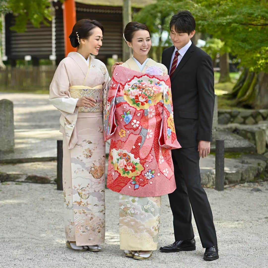 袴 レンタル 成人式 振袖/ 晴れ着の丸昌 横浜店さんのインスタグラム写真 - (袴 レンタル 成人式 振袖/ 晴れ着の丸昌 横浜店Instagram)「【お宮参り】 [ お役立ちコラム ]  お宮参りの着物には、子どもの健やかな成長を意味するさまざまな柄が使われています。 今回は、お宮参りの着物の柄、ひとつひとつに込められた意味についてご紹介します。  ▼お宮参りの着物の柄 　その意味を知って選び方に活かしたい https://www.hareginomarusho.co.jp/contents/omiyamairi/278/  ハイライトの「よみもの」からも、リンク先に移動できます。  #お宮参り衣装 #お宮参りフォト #お宮参り撮影 #お宮参り写真 #お宮参り #神社 #赤ちゃん #産着 #産着レンタル #晴れ着 #晴れ着レンタル #着物 #きもの #訪問着 #礼装 #でんでん太鼓 #犬の張り子 #張り子犬 #お食い初め #生後1ヶ月 #生後2ヶ月 #生後3ヶ月 #お祝い着 #レンタル着物 #丸昌 #晴れ着の丸昌 #晴れ着の丸昌横浜店」11月7日 16時26分 - hareginomarusho