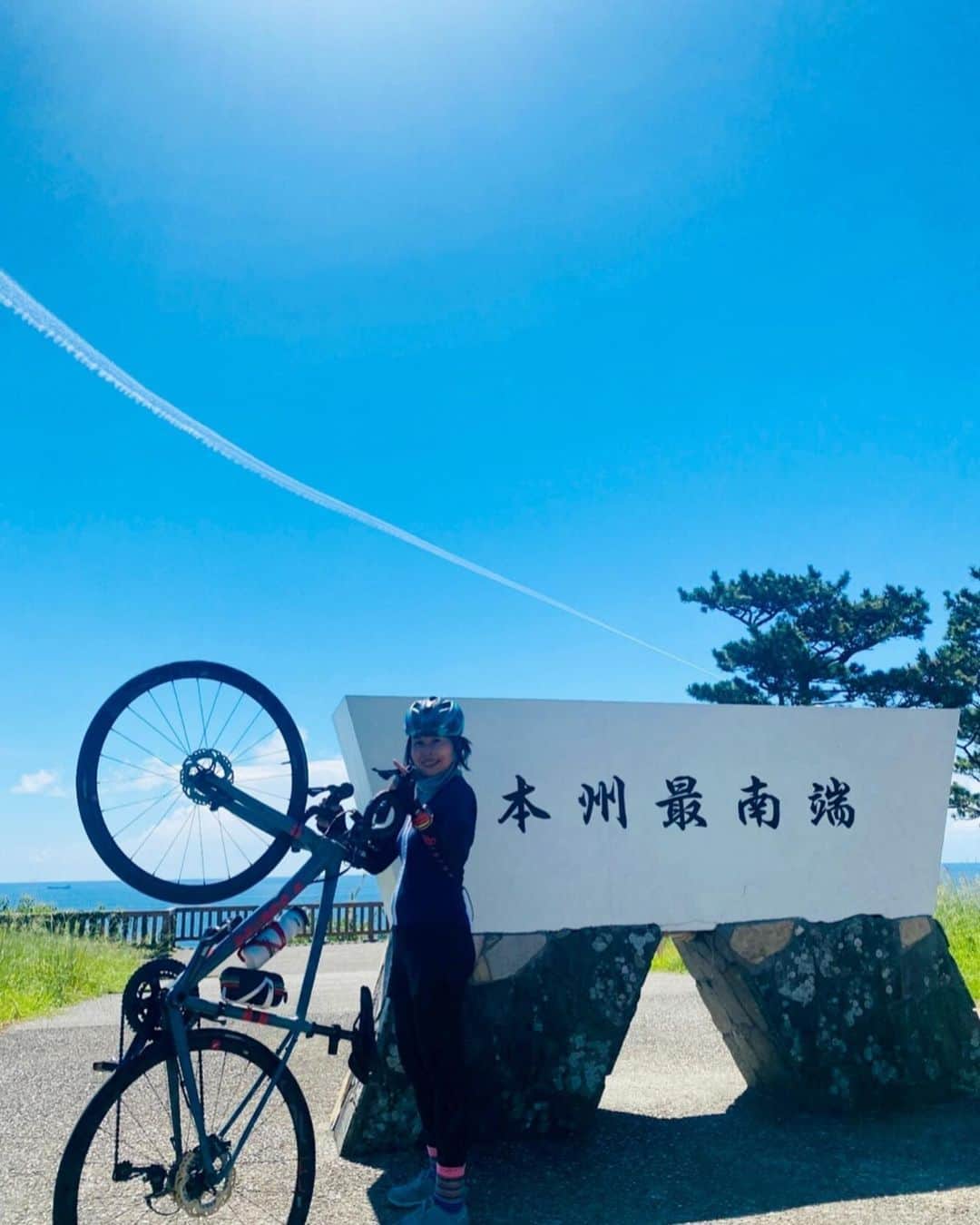 和みわかやまさんのインスタグラム写真 - (和みわかやまInstagram)「. 和歌山県では、総距離800kmに及ぶブルーラインが引かれており、サイクリングが楽しめます🚲気候の良い今の時期は、秋の風を感じながら走るのに最適ですね🍂  📷：@mipo_insta54 📍：白浜・串本エリア 串本町  #グッドトリップ和歌山 投稿キャンペーン優秀賞からのリポストです😉 . . . #和歌山 #和歌山観光 #和歌山旅行 #わかやま #和みわかやま #wakayama #wakayamajapan #wakayamatrip #wakayamatravel #nagomi_wakayama #wakayamagram #秋 #サイクリング #サイクリングロード #潮岬 #ブルーライン #autumn #autmnleaves #cyclist #clycling #旅行 #国内旅行 #旅行好きな人と繋がりたい #観光 #travel #trip #travelgram #japan #travelphotography」11月7日 16時19分 - nagomi_wakayama_tourism