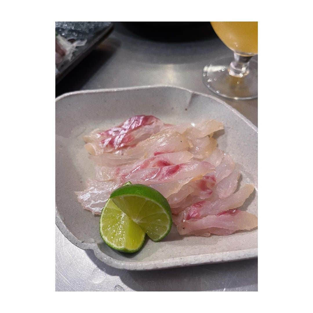 宇藤えみさんのインスタグラム写真 - (宇藤えみInstagram)「坊の釣った鯛のフルコース🐟 お刺身 しゃぶしゃぶ 昆布締め あら汁 次の日は鯛の出汁で鯛めし(写真撮り忘れた)  最近はどちらかというと肉食女子だったおちびさん 再び魚大好きになりました。 すだちまで絞っちゃって 全部にぃにと一緒がいいお年頃。笑 そして最後は取り合い…😇  #暮らし」11月7日 16時20分 - emiuto