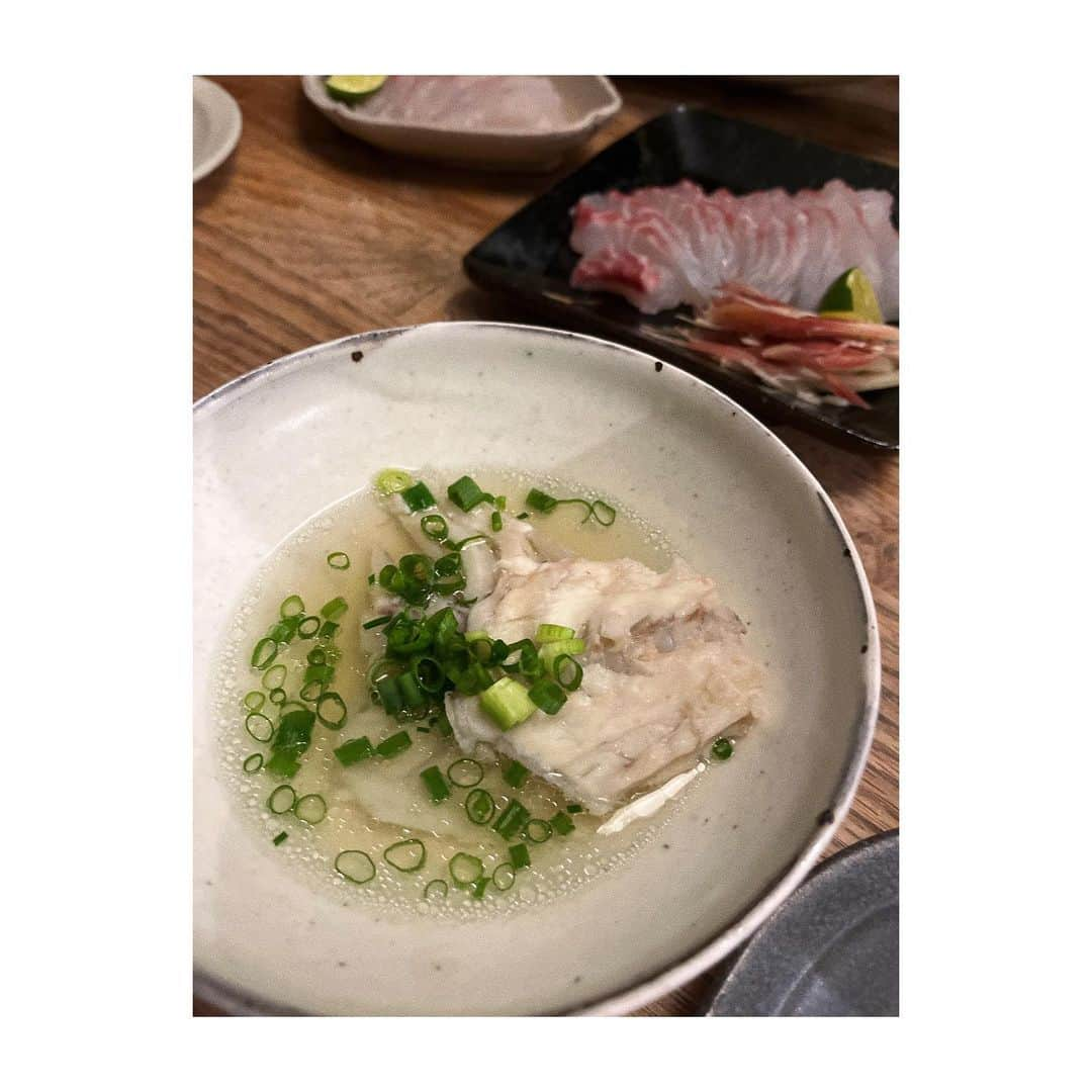 宇藤えみさんのインスタグラム写真 - (宇藤えみInstagram)「坊の釣った鯛のフルコース🐟 お刺身 しゃぶしゃぶ 昆布締め あら汁 次の日は鯛の出汁で鯛めし(写真撮り忘れた)  最近はどちらかというと肉食女子だったおちびさん 再び魚大好きになりました。 すだちまで絞っちゃって 全部にぃにと一緒がいいお年頃。笑 そして最後は取り合い…😇  #暮らし」11月7日 16時20分 - emiuto