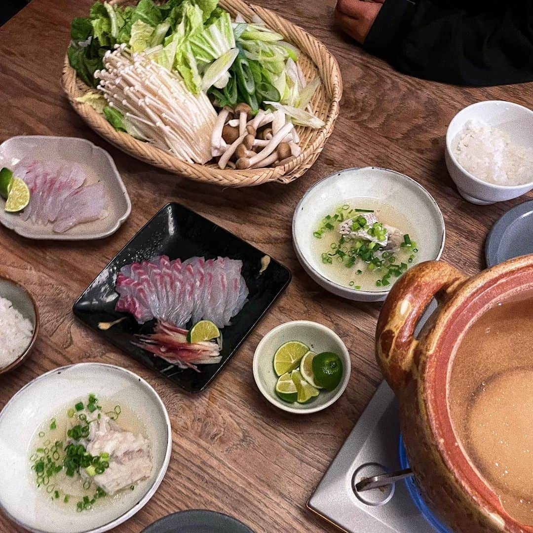 宇藤えみのインスタグラム：「坊の釣った鯛のフルコース🐟 お刺身 しゃぶしゃぶ 昆布締め あら汁 次の日は鯛の出汁で鯛めし(写真撮り忘れた)  最近はどちらかというと肉食女子だったおちびさん 再び魚大好きになりました。 すだちまで絞っちゃって 全部にぃにと一緒がいいお年頃。笑 そして最後は取り合い…😇  #暮らし」