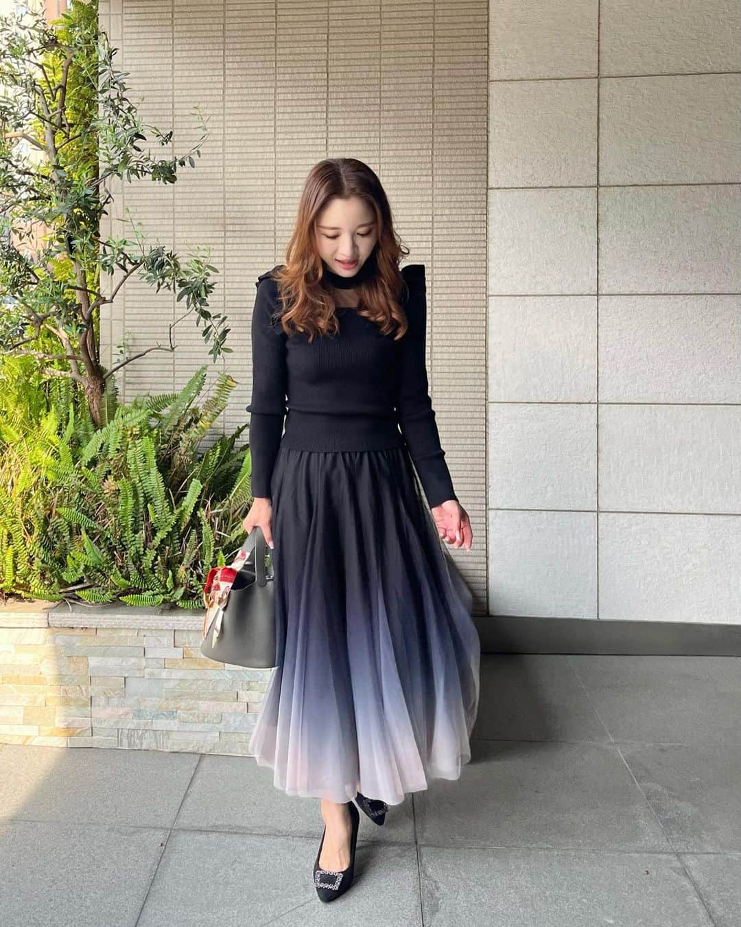 のインスタグラム：「コーディネート。  私には珍しく、ふんわりロングスカート。 上から見下ろすと、ちょっと衣装っぽいかな？😓と思ったけど、家族が良いと思う！と言ってくれたので着ています⭕️ 写真で見ると、綺麗なグラデーションになっていました🩷  #tops @saisondepapillon_official  #skirt  @dholic_official   ☑️トップスとバッグは楽天ルームに載せています。 ストーリーに楽天ルームのリンクを貼りました💕  #fashion#ootd#codinate#instafashion #コーディネート#アラフォー#アラサー#アラフィフ #大人コーデ #お仕事コーデ  #大人ファッション #大人可愛い #韓国ファッション#綺麗めコーデ#きれいめコーデ#カチューシャ#プチプラコーデ#50歳コーデ」