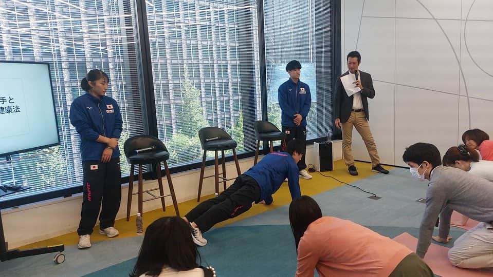 のインスタグラム：「今日は三菱地所グループ様の「体操ニッポン×カラダ改善 コンテスト スペシャルイベント」でMCをさせていただきました‼️先日の世界選手権個人総合2連覇という、内村航平さん以来 史上4人目の快挙を果たされました橋本大輝選手! 世界選手権初の代表選出、そして団体総合金メダルに輝いた 千葉健太選手!世界選手権団体総合で8位、パリ五輪出場権獲得された 深沢こころ選手の3選手をお迎えしての身近なトレーニングandトークショー😊来年のパリ五輪を見据えて気さくに色々なことにお応えいただきました🙂それぞれのキャラクターや性格も良く三菱地所の皆さんも一気にファンになられていました‼️来年がさらに楽しみです！#三菱地所グループ #からだ改善コンテスト #橋本大輝選手 #千葉健太選手 #深沢こころ選手」