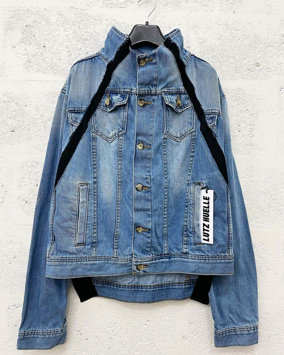 ルッツのインスタグラム：「TRACK DENIM JACKET ✨  - - - - - - #lutzhuelle #lutz_trackdenim #denim #denimjacket #jeans #denimstyle #denimondenim #denimaddicted #denimjunkie #denimlovers #denimhead #upcycleddenim #upcycledfashion #recycleddenim #jeanslook #jeanslovers #styleinspiration #styleoftheday #styleinspo #styleinspiration #stylediary #stylegram #pfw #parisfashionweek #parisstreetstyle #parisfrance #parisstyle #parisienne #unisex #unisexdenim #unisexstyle」