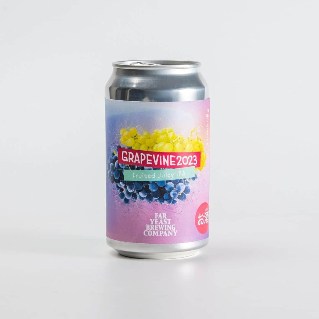 FAR YEAST BREWINGのインスタグラム：「＜GRAPEVINE2023 販売開始しました🍇＞  11/3は山梨ワインの新酒「山梨ヌーボー」が解禁となりましたが、FYBの今年の『GRAPEVINE』も本日解禁です！  8月下旬にシャトー・メルシャン 勝沼ワイナリーの鴨居寺ヴィンヤードにお邪魔して、摘房をお手伝いし、土に還る運命だった未熟な果実たちをクラフトビールにアップサイクルしました🍇🍻🍇🍻🍇  毎年ぶどうの育成状況や摘房タイミング、そして品種が変わるので、『GRAPEVINE』は『Peach Haze』など他の山梨応援PJのプロダクトと違って毎回ビアスタイルが変わります。  今年は「甲州」「シラー」を使用したJuicy IPA‼︎‼︎ 実は山梨応援PJでIPAスタイルって初なのです🤫  ぜひ今年もお試しください！  ※要冷蔵ダヨ！※  -------------------------- ▼△▼Far Yeast GRAPEVINE2023▼△▼ ABV:6.0% IBU:20 Style: Juicy IPA Hop:Cryo Pop, Nelson Sauvin, Comet, Cryo Idaho7   Tasting Note: 山梨ならではの白ワイン品種「甲州」と、赤ワイン品種「シラー」の2種類の摘房ぶどうを使用し、ネルソンソーヴィンホップを合わせることでより芳醇なぶどうの香りが楽しめるJuicy IPAを造りました。 美しい黄金色の外観、香気成分チオールがしっかり活かされた芳香。果実とネルソンソーヴィンホップによる白葡萄のようなアロマと、摘房ぶどうの青々しさの残るフレーバーが感じられる不思議な味わいです。 ---------------------------  シャトー・メルシャン 勝沼ワイナリーさんとの取り組みでは、近年ビール醸造技術で注目されている香気成分「チオール」に着目しており、「甲州」品種はこの香気成分を豊富に含んでいます。また、温暖な南フランスの原産の「シラー」は、近年の気候変化に対応するため新たな品種の栽培にも取り組むシャトー・メルシャンが、近年山梨の地で栽培に力を入れている品種です。2019年には「シャトー・メルシャン 鴨居寺シラー 2017」が日本ワインコンクールで部門最高賞を受賞しており、今後県内での栽培が期待されているということで、こういった地元の取り組みをたくさんの方に知っていただければと思います。  [公式Web Storeで販売開始] 11月7日（火）12:00より350ml 缶の販売を開始いたします。 詳細はプロフィールリンクから！  [出荷開始日] Web Storeでのご購入分及び、全国のビアバー、飲食店、酒販店へ向けて11月8日（水）より順次出荷を開始いたします。  #faryeastbrewing #faryeast #craftbeer #japanesecraftbeer #yamanashi #beer #kosuge #kosugevillege #山梨 #源流醸造所 #grapevine」