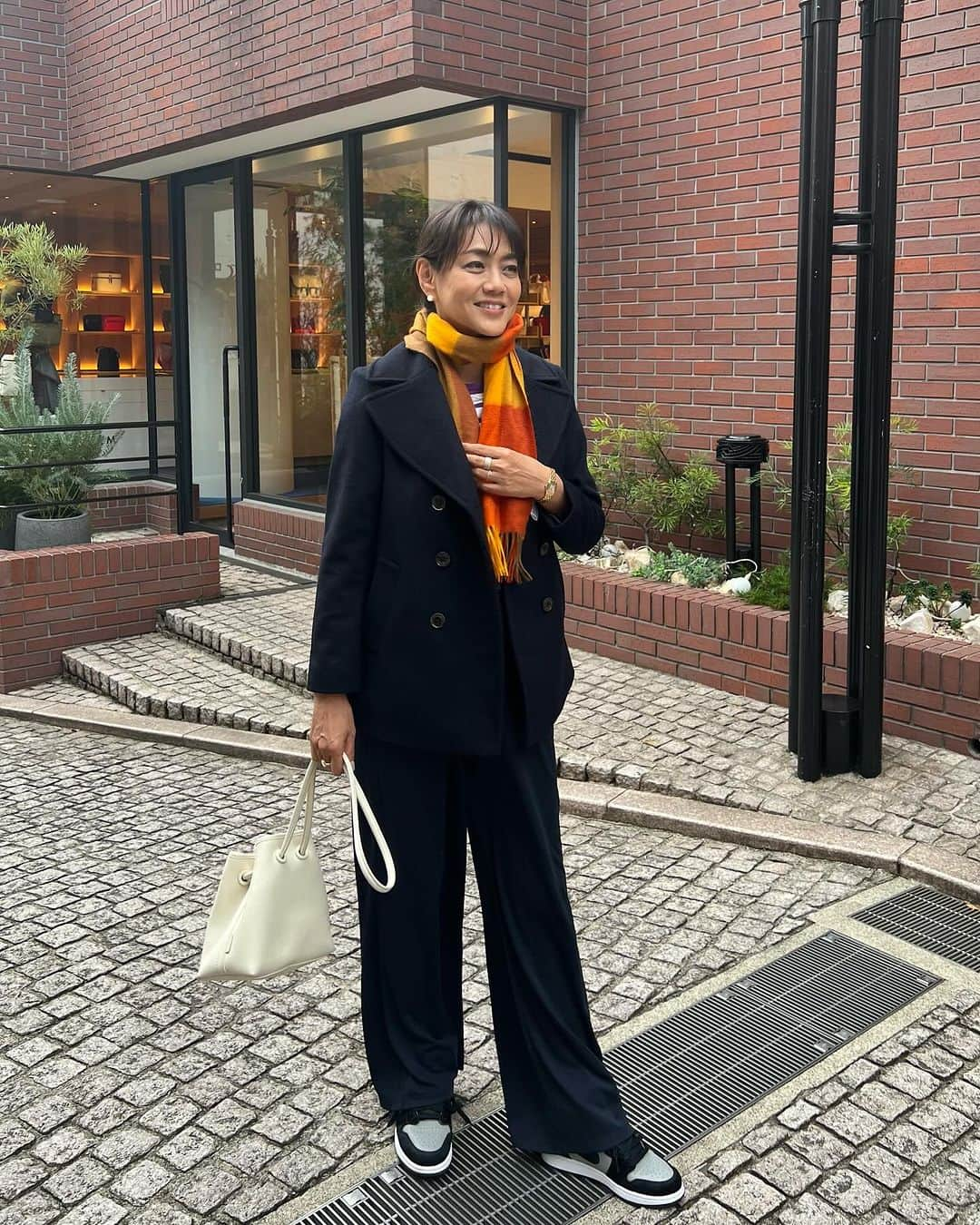 前田典子さんのインスタグラム写真 - (前田典子Instagram)「#pr #マリーゴールド🧡💛の #カシミヤマフラー🧣　は　 #インターモードので モデルの織香ちゃんが @orikagram  11月13日に @qvc_japan の ＴＳＶにて紹介するよ〜🧡  コーディネートは 11月14日に私が @qvc_japan で紹介する #ローレンラルフローレン の @laurenralphlauren  #ピーコート　と　#マリン風ワイドパンツと 合わせてみました 😊」11月7日 16時32分 - maenorichang