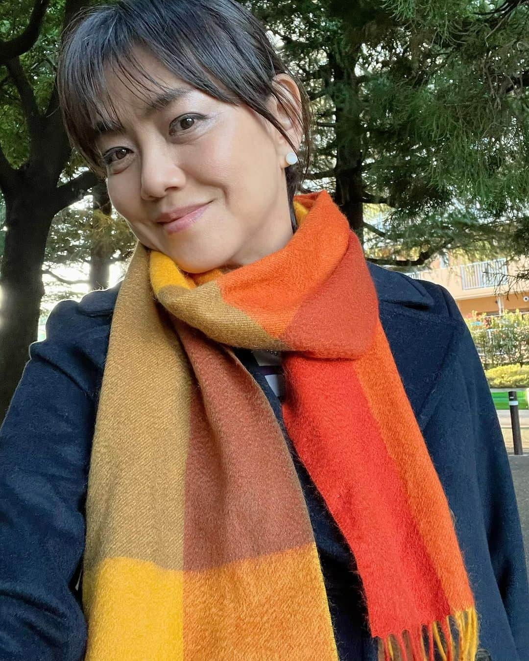 前田典子のインスタグラム：「#pr #マリーゴールド🧡💛の #カシミヤマフラー🧣　は　 #インターモードので モデルの織香ちゃんが @orikagram  11月13日に @qvc_japan の ＴＳＶにて紹介するよ〜🧡  コーディネートは 11月14日に私が @qvc_japan で紹介する #ローレンラルフローレン の @laurenralphlauren  #ピーコート　と　#マリン風ワイドパンツと 合わせてみました 😊」