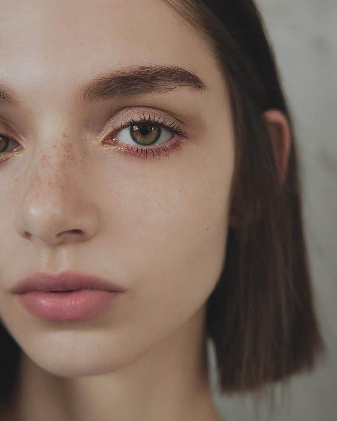celvoke.jpのインスタグラム：「Celvoke 2023 Holiday Collection The Dignity of Renaissance  ルネサンスをテーマにした繊細な美しさと、品格を。 揺るがない輝きを放ち続ける自分であるために。  ＿＿＿＿＿＿＿＿＿＿＿＿＿＿＿＿＿＿  セルヴォーク エレメンタル フェイスパレット EX01【Aphrodite/アフロディテ】　6,490円（税込） ＿＿＿＿＿＿＿＿＿＿＿＿＿＿＿＿＿＿  パウダーとクリームの異なるテクスチャーを3 色ずつセットイン。 肌の内側から上気したような艶感のある仕上がりも、洗練されたフォギーな仕上がりも、なりたい印象へと 導くフェイスパレットです。ハイライト・シェーディングカラーで骨格から美しく、チークカラーで上気したような 血色感を演出し、ホリデーシーズンのメイクを華やかな表情へと昇華させます  ⇒https://celvoke.com/page/Make/2023HolidayCollection/  #Celvoke #Holiday #Holidaycollection #2023holiday #セルヴォーク #ホリデー #ホリデーコレクション #2023ホリデー #クリスマス #コフレ #クリスマスコフレ」