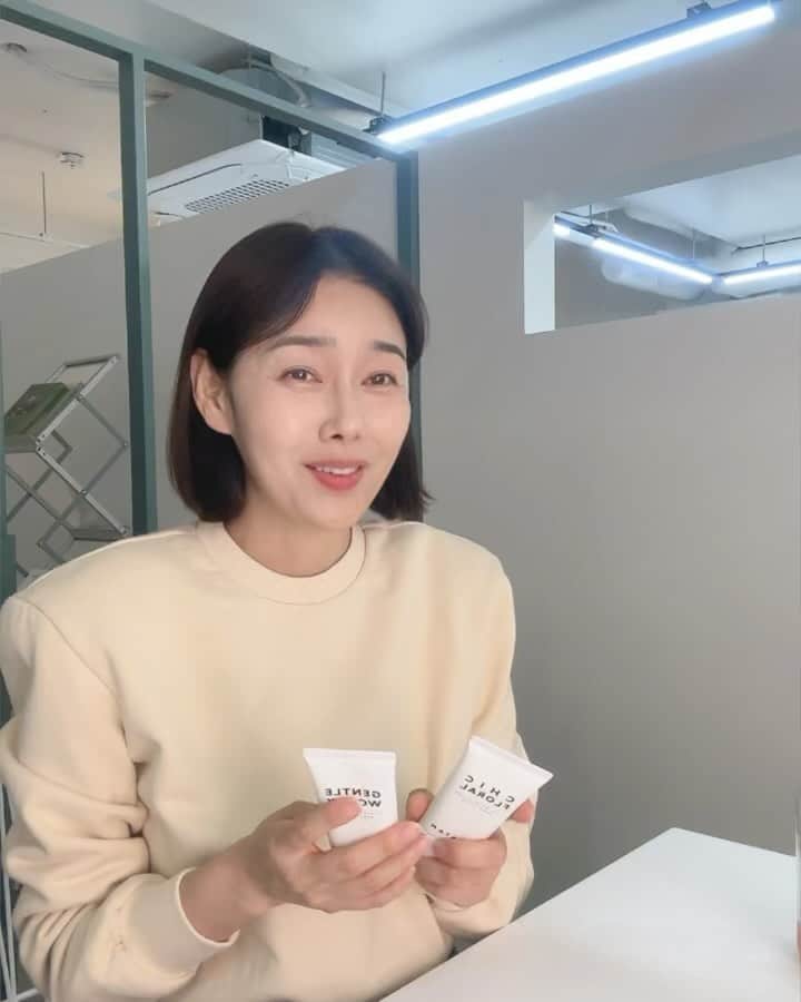 パク・タミのインスタグラム：「- 예쁜 패키지도 향도 중요하죠~ 핸드크림은^^ 하지만 폴라탐의 핸드크림은 보습과 진정이 1번이었어요. 우리 정말 손.. 자주 씻잖아요. 저만해도 얼굴보다 손의 노화가 더 빠르고 건조하거든요. 제게도 역할에 충실한 핸드크림! 너무 필요하니!  단 한번을 발라도 피부속 건조를 잡아줄 수 있고, 이 제품 정말 찐이다! 너무 좋다! 선물하고 싶다! 이런 평가 받을 수 있는 핸드크림 만들기 위해 무단히 노력했어요~ ^^   시카를 얼굴에 바르는 크림이나 앰플에 들어가는 함량만큼 넣었어요. 테스트를 하면서도 만족도를 확인했지만, 임상 결과에 더 만족!  실제로 '외부 자극에 의한 손상된 피부 즉각적 진정효과'와 '건조함에 의한 일시적 가려움 개선 효능 평가'에서 높은 수치는 당연하고, 99%의 만족도가 나왔어요^^ (외부 자극에 의한 손상된 피부 즉각적 진정 효과 602.36%, 가려움 개선 점수 163.92%, 피부 수분량 개선 141.59%, 평균 유전율 개선 139.08%, 경피 수분 손실량 개선 124.15%)  이번주는 쭈욱~~ 폴라탐의 핸드크림 자랑만 할듯요ㅎㅎ 우리 갑자기 이벤트 하나 할까요?  문제입니다!  13일 출시 예정인 폴라탐 시카 말라카밍 핸드크림의 향이 아닌것은?  1. 젠틀한 우디향 2. 시크한 플로럴향 3. 딥한 집된장향  10명 추첨해서 곧 론칭되는 핸드크림 선물로 드릴게요~  (향은 랜덤으로 증정됩니다)  답은~ 몇번일까요? 😉  @polatam_official」