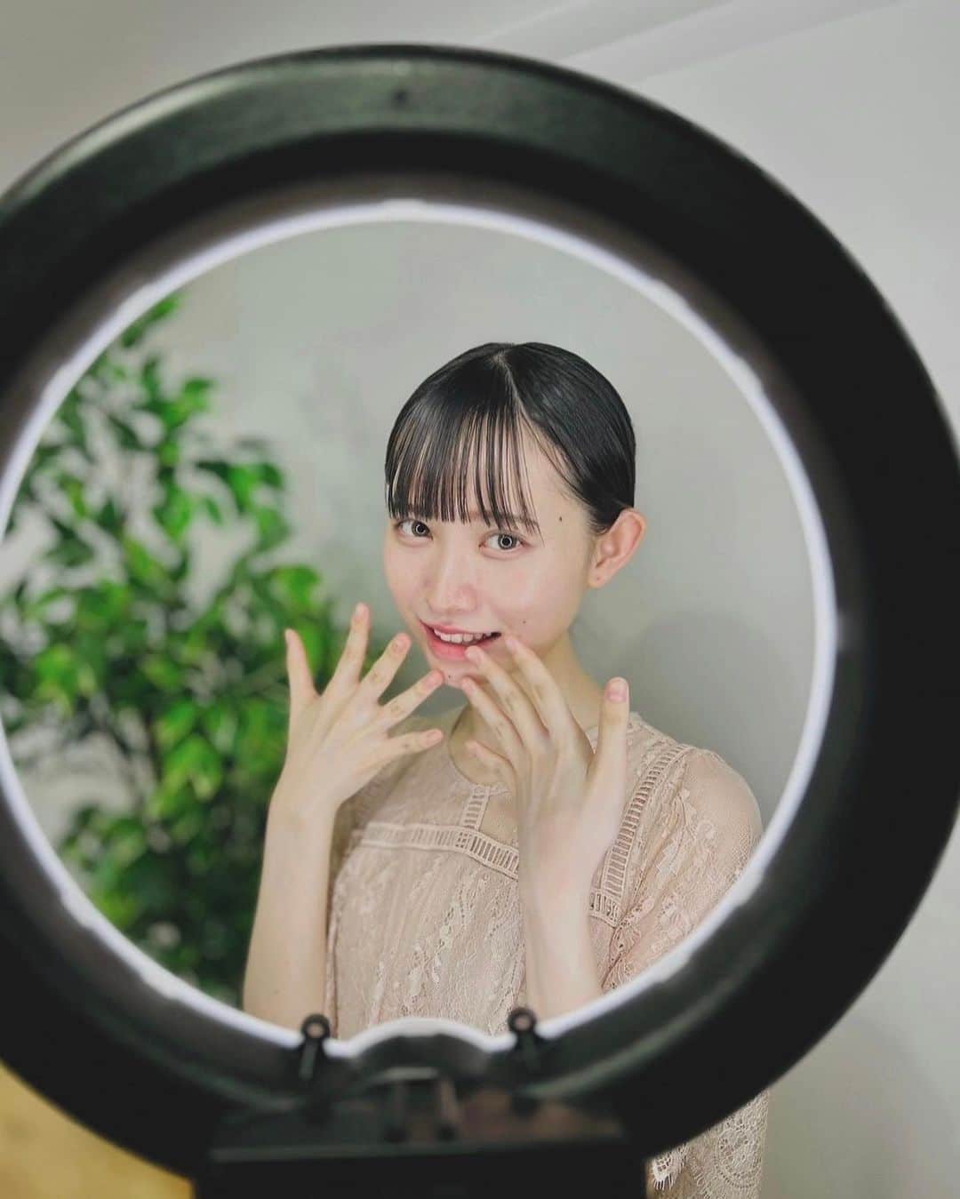 のインスタグラム：「12/9（土）に上演される舞台『コントニエンゲキニ』に出演させていただきます！ 笑いあり！感動あり！？』をコンセプトに、『コント』と『演劇』を組み合わせた公演で芸人さんとのコラボによる【ユニットコント】と【演劇】の2つのコンテンツで構成されています！ チケットのご予約は一昨日から受け付けています！ 通し券はとってもお得で早期予約特典もあるのでチェックしてみてください。  【詳細】 会場：深川江戸資料館・小劇場 日時：12月9日（土）14：00開演　/  18：00開演 前売り券：各部・￥4,500 全2公演『通し券』特典：X'masＭessageCard（サイン付）  チケット https://note.com/freshkikaku/n/nd6e1104afa8c 物販 https://note.com/freshkikaku/n/n6f883b80cb75 ・ ・ ・ #舞台」