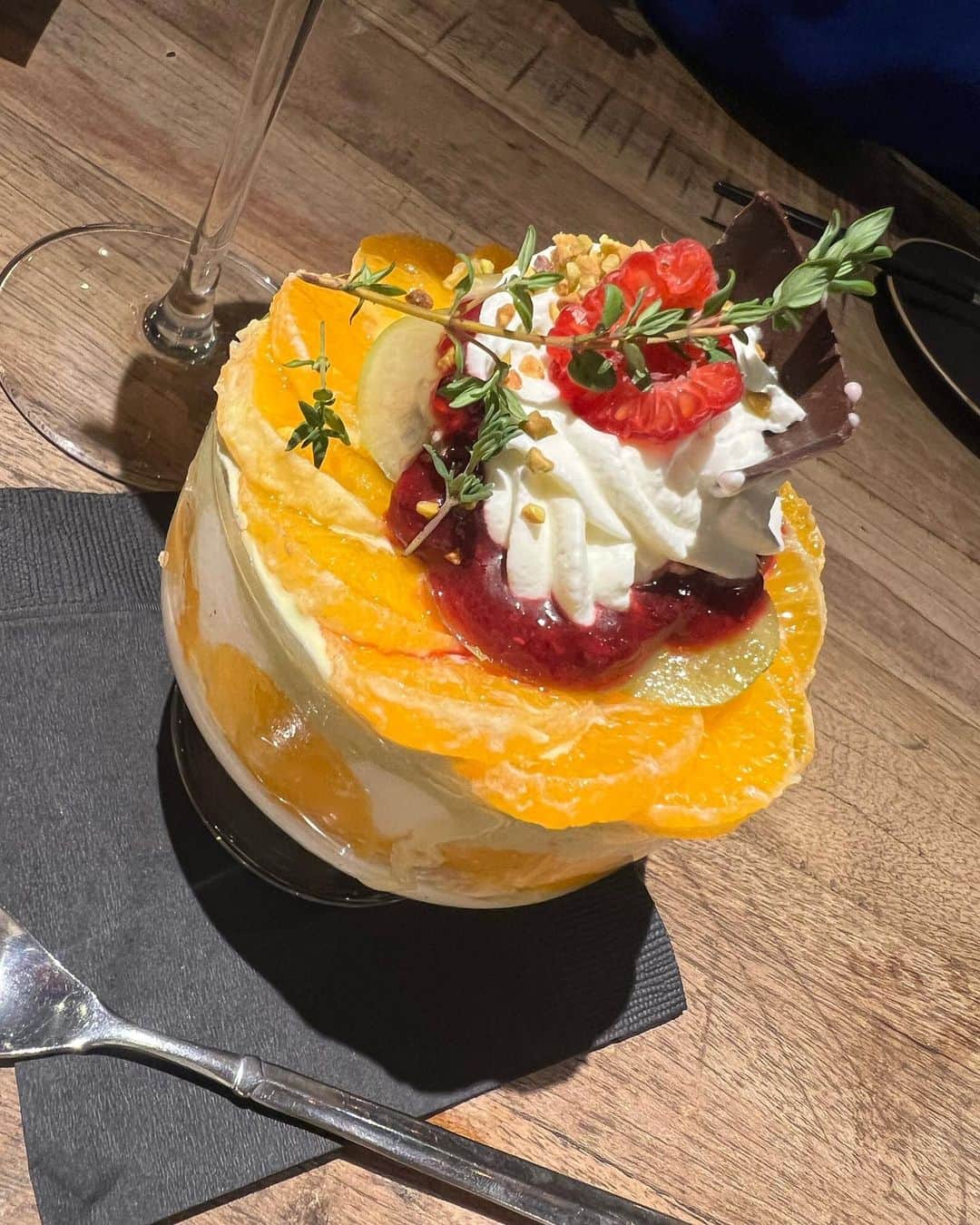 澄川れみさんのインスタグラム写真 - (澄川れみInstagram)「ジンギスカン食べたあとに締めのパフェ🍊  一緒に飲んだカクテルでほろ酔い😛」11月7日 16時45分 - remichan929