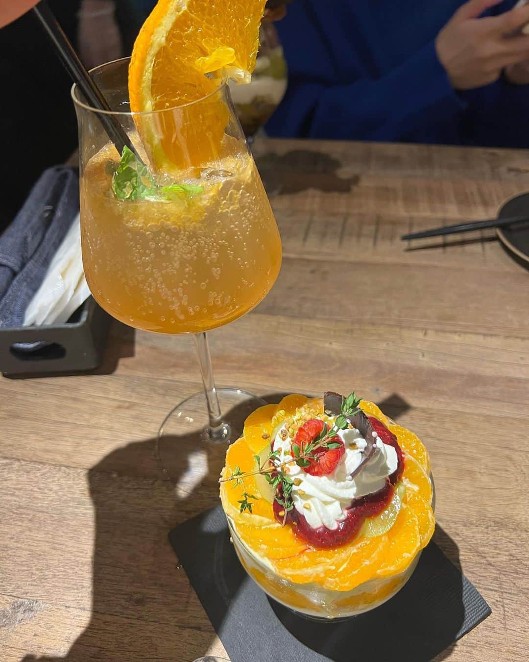 澄川れみさんのインスタグラム写真 - (澄川れみInstagram)「ジンギスカン食べたあとに締めのパフェ🍊  一緒に飲んだカクテルでほろ酔い😛」11月7日 16時45分 - remichan929