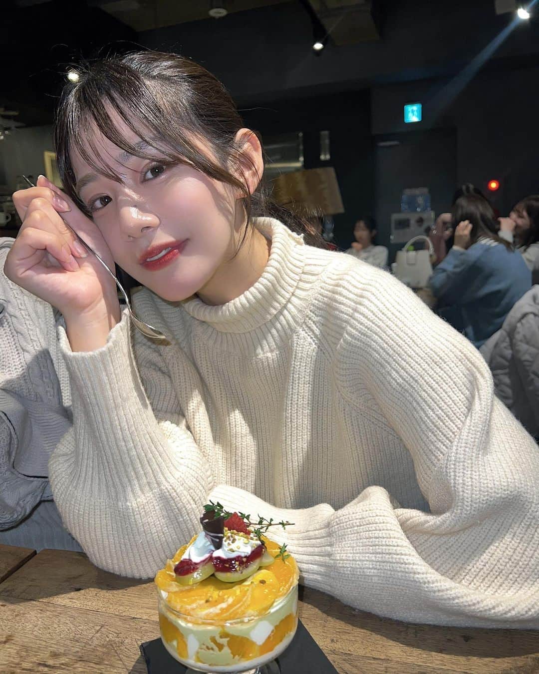 澄川れみさんのインスタグラム写真 - (澄川れみInstagram)「ジンギスカン食べたあとに締めのパフェ🍊  一緒に飲んだカクテルでほろ酔い😛」11月7日 16時45分 - remichan929