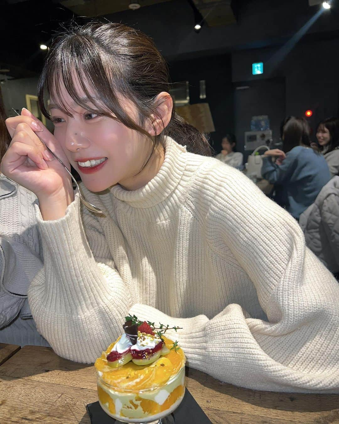 澄川れみのインスタグラム：「ジンギスカン食べたあとに締めのパフェ🍊  一緒に飲んだカクテルでほろ酔い😛」