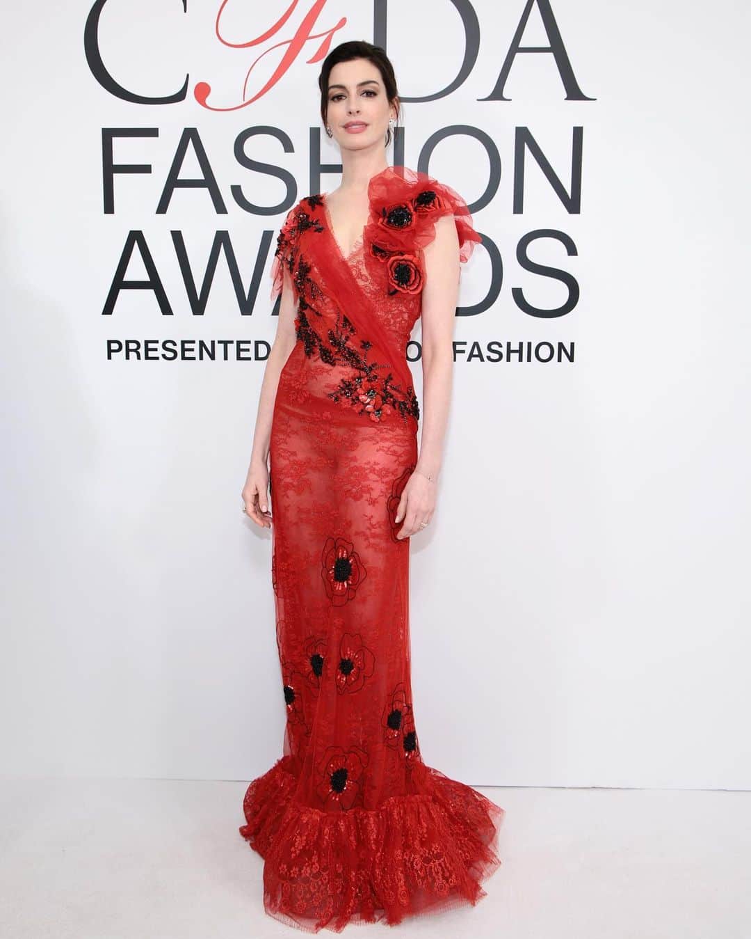 Just Jaredさんのインスタグラム写真 - (Just JaredInstagram)「Anne Hathaway wore two very different looks while serving as the last-minute host of the CFDA Fashion Awards on Monday night. Which do you like better? #AnneHathaway Photos: Getty」11月7日 16時50分 - justjared