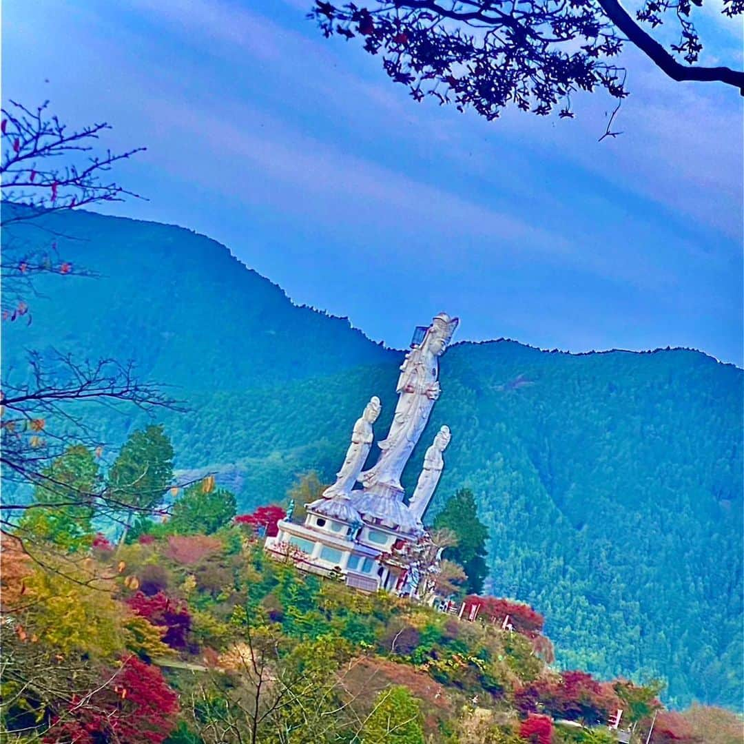 祥吉のインスタグラム：「紅葉🍁 今年の秋の足並みはゆっくりですが スタッフが埼玉県の鳥居観音の紅葉を見せてくれました  季節は進んでるんですね 心安らぐ風景をありがとう  #埼玉県 #鳥居観音 #白雲山 #紅葉」