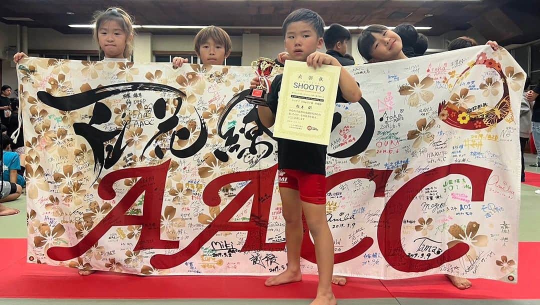 阿部裕幸さんのインスタグラム写真 - (阿部裕幸Instagram)「キッズジュニア修斗全日本選手権 AACCから4名参加☝🏼 準優勝🥈1名 ベスト8 1名 みんな自分のできることは見せました！ また頑張ろう‼️  All Japan Kids & Jr SHOOTO Championship in Kobe TEAM AACC got 1 silver Keep forward together!!!!  #aacc #aacckids #aacckidswrestling #aaccキッズ #aaccキッズレスリング #kidswrestling #オリンピックレスリングの動きを取り入れた運動体操教室  #ココロとカラダを強くする #習い事ならaacc #レスリングやるならaacc #team #仲間」11月7日 17時01分 - abeani111
