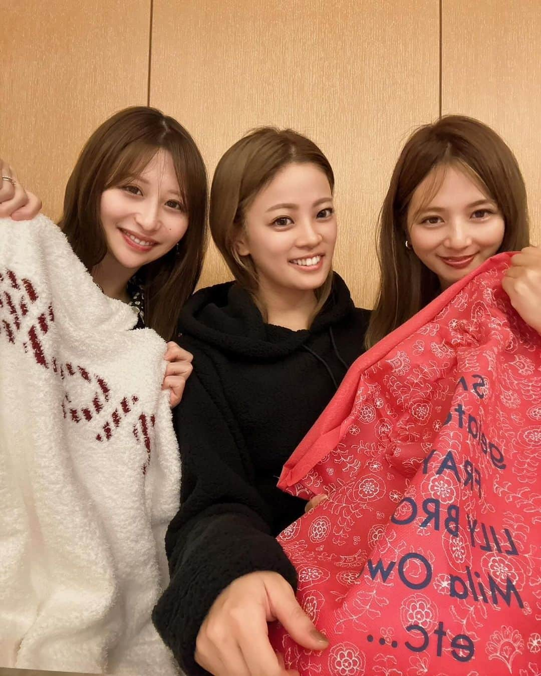 倉松里奈のインスタグラム：「昨日は久しぶりに 可愛い2人いや、４人に会えたっ🥰 . ちかちゃん家 @ch1kq014 に お邪魔させてもらって鍋パ🩷🩷🩷 家がすごすぎてビックリ🥺❤️ . 2人にお祝いで可愛いパジャマと赤ちゃん用の ブランケットもらった〜♡ @ayano__2727  帰ってお風呂入って速攻使って寝た🥰 だがしかし途中で暑すぎて着替えた🫨 この暑さいつまで続くんだよ〜！！ . . 1歳なのに顔が整いすぎてる 目がパチクリ🥺🥰 バナナあげたらプーちゃん🐶と 取り合いしてた😍癒 . . 久しぶりに夜中まで 楽しすぎた🩷🩷🩷🩷 . 2人とも送迎まで本当にありがとう〜💓らぶ . #鍋パ #おうちごはん #赤ちゃんのいる暮らし #赤ちゃん #可愛すぎる #トイプードル #マタニティーライフ」