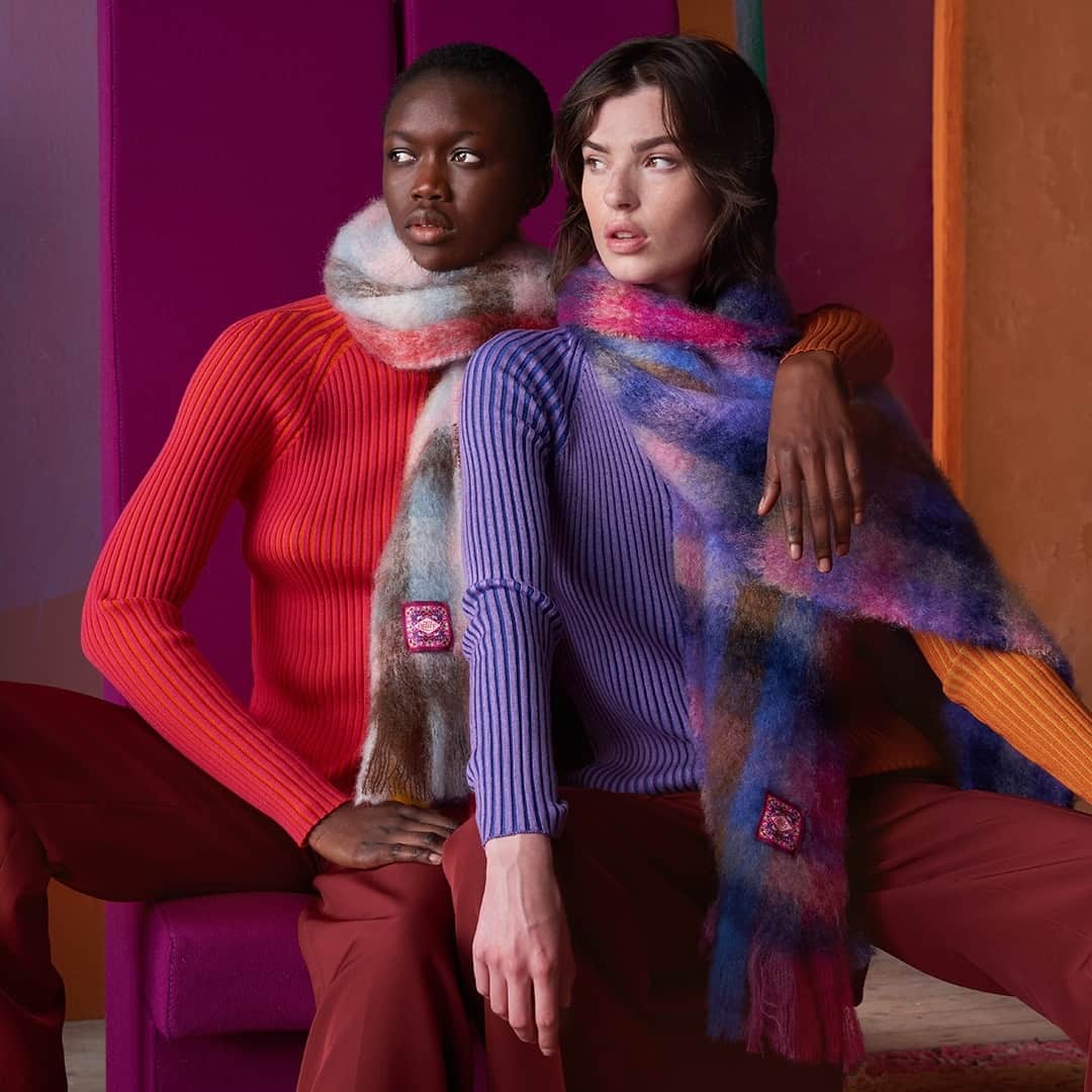 オイリリーのインスタグラム：「Brushed wool adds fluffiness that makes these cosy checkered scarfs irresistible. Lovely, warm scarfs that gives a cheerful, playful touch to any outfit. 🧣 ⁠ ⁠ ⁠ #oilily #oililywomen #scarves #knitwear #newcollection #oililyworld」