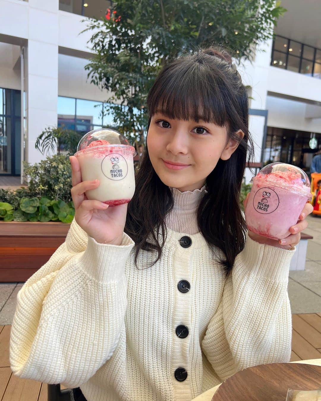 伊與田綾音のインスタグラム：「テラス気持ちいい〜☺️🛍️ 先日投稿したリール動画は見てくれたかな？ バナナといちごミルクどっちの味が好きでしょうか！💭」