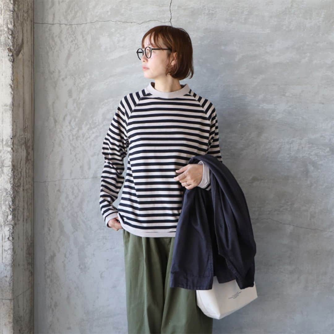 キナリノさんのインスタグラム写真 - (キナリノInstagram)「"ゆったり"が心地よい♪ 長袖ラグランボーダーカットソー  －－－－－－－－－  人気のBLUE LAKE MARKETから新作！ ベーシックで使いやすい ラグラン袖カットソーが届きました✨  程よい厚みのある、 人気のアメリカンドライ天竺シリーズ。  オーバー過ぎない、ゆったりしたサイズ感と ラグランスリーブで着心地が良く、 デイリーに着たい１枚です◎  襟ぐりがややハイネック気味なので カジュアルな中に上品さがあるのも素敵👏🏻  カラーは豊富な５色展開！ ロングシーズン着ることができるので 色違いで持っておきたくなりますね🤍  いろんなアイテムと合わせやすいから 秋冬のレイヤードスタイルにも 重宝すること間違いなしです！🍂❄️  －－－－－－－－－  BLUE LAKE MARKET｜アメリカンドライ天竺2 ボーダーラグランスリーブプルオーバー長袖 https://mall.kinarino.jp/item-132874  －－－－－－－－－  ▶画像をタップすると詳細情報をご覧いただけます。  ▶プロフィールの「インスタ掲載」ボタンから、ご紹介 商品をまとめてご覧いただけます。→@kinarino_official  ▶キナリノアプリでも販売中！ 「お買いもの」→「インスタグラム掲載アイテム」 　 ※ダウンロードはプロフィールリンクから→ @kinarino_official  #キナリノモール #キナリノ #丁寧な暮らし #暮らし #プルオーバー #ラグランTシャツ #ラグランボーダー #ロングTシャツ #ロンT #大人コーデ #カジュアルコーデ #秋コーデ #秋ファッション #大人カジュアルコーデ #今日のコーデ #ナチュラルコーデ #AMBIENCE #BLUELAKEMARKET #Tshirt #stripeTshirt #fashion #ootd #instafashion #comfortable #coordination」11月7日 17時00分 - kinarino_official