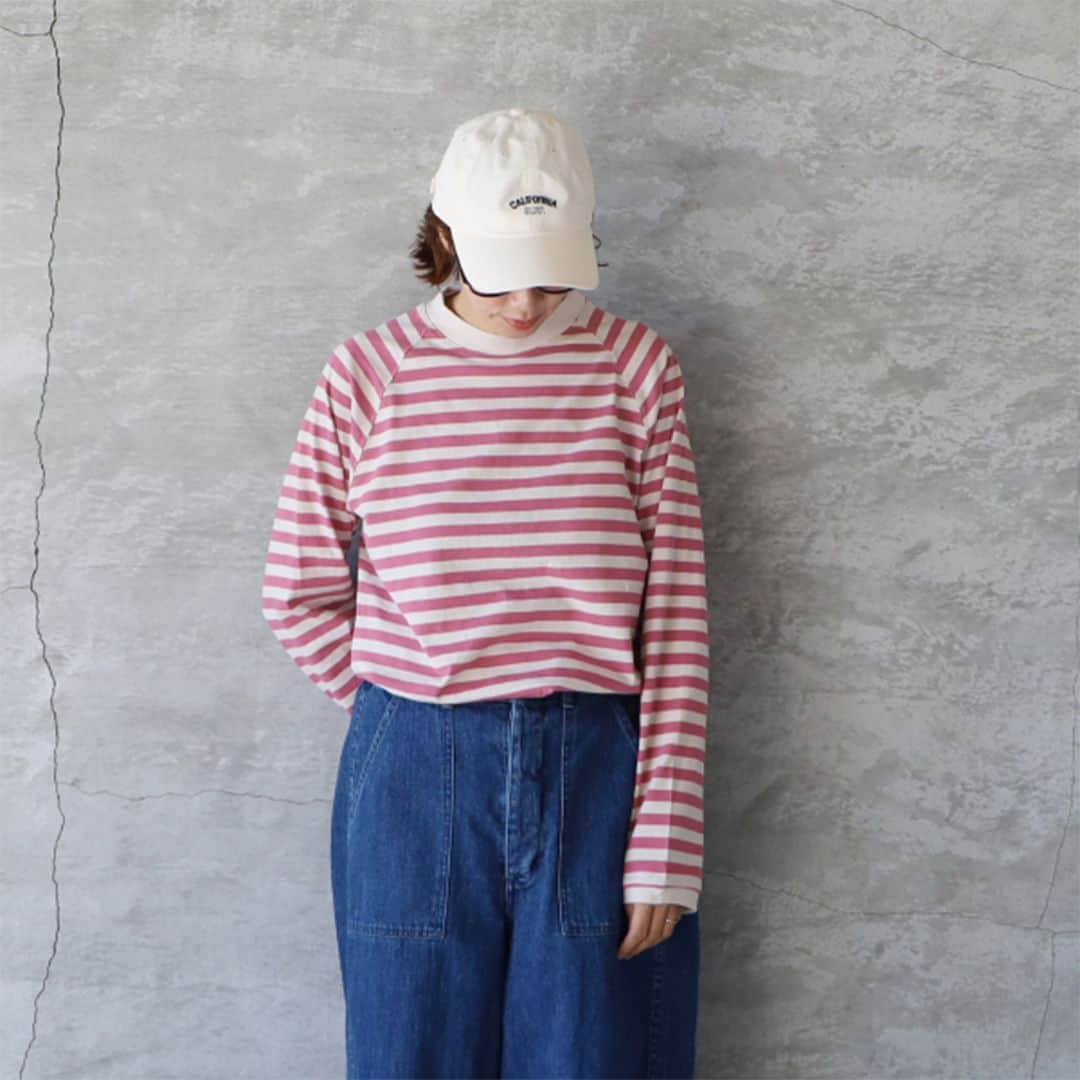 キナリノさんのインスタグラム写真 - (キナリノInstagram)「"ゆったり"が心地よい♪ 長袖ラグランボーダーカットソー  －－－－－－－－－  人気のBLUE LAKE MARKETから新作！ ベーシックで使いやすい ラグラン袖カットソーが届きました✨  程よい厚みのある、 人気のアメリカンドライ天竺シリーズ。  オーバー過ぎない、ゆったりしたサイズ感と ラグランスリーブで着心地が良く、 デイリーに着たい１枚です◎  襟ぐりがややハイネック気味なので カジュアルな中に上品さがあるのも素敵👏🏻  カラーは豊富な５色展開！ ロングシーズン着ることができるので 色違いで持っておきたくなりますね🤍  いろんなアイテムと合わせやすいから 秋冬のレイヤードスタイルにも 重宝すること間違いなしです！🍂❄️  －－－－－－－－－  BLUE LAKE MARKET｜アメリカンドライ天竺2 ボーダーラグランスリーブプルオーバー長袖 https://mall.kinarino.jp/item-132874  －－－－－－－－－  ▶画像をタップすると詳細情報をご覧いただけます。  ▶プロフィールの「インスタ掲載」ボタンから、ご紹介 商品をまとめてご覧いただけます。→@kinarino_official  ▶キナリノアプリでも販売中！ 「お買いもの」→「インスタグラム掲載アイテム」 　 ※ダウンロードはプロフィールリンクから→ @kinarino_official  #キナリノモール #キナリノ #丁寧な暮らし #暮らし #プルオーバー #ラグランTシャツ #ラグランボーダー #ロングTシャツ #ロンT #大人コーデ #カジュアルコーデ #秋コーデ #秋ファッション #大人カジュアルコーデ #今日のコーデ #ナチュラルコーデ #AMBIENCE #BLUELAKEMARKET #Tshirt #stripeTshirt #fashion #ootd #instafashion #comfortable #coordination」11月7日 17時00分 - kinarino_official