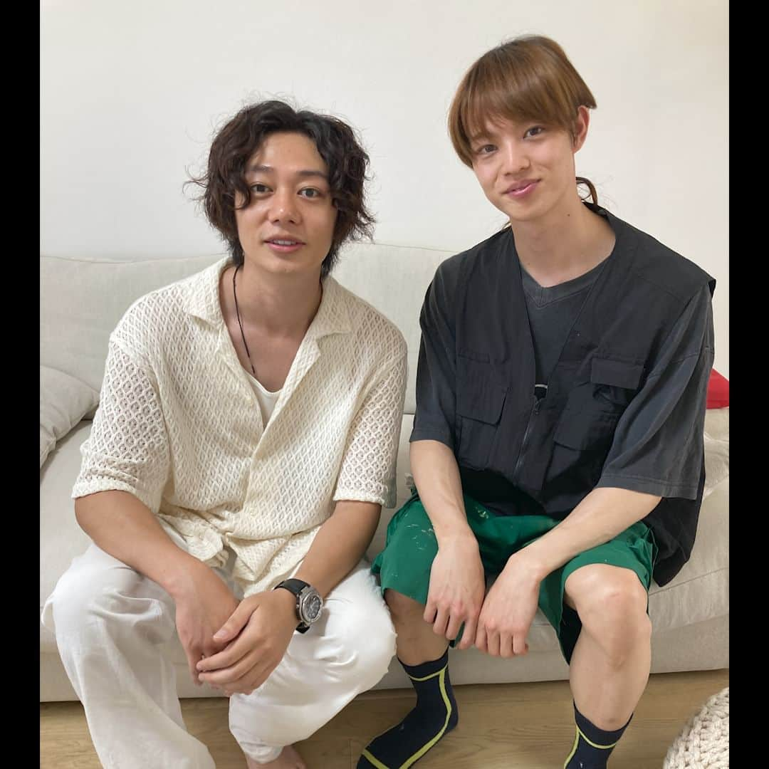 碓井将大さんのインスタグラム写真 - (碓井将大Instagram)「<WORKS> ⭐️情報解禁⭐️ 2024年春期間限定上映予定 Vシネクスト「仮面ライダーギーツ」に出演致します！  仮面ライダーなんて縁があったのかあ、、、 坂本監督の現場は初でしたが、とても嬉しかったです。  特撮では、ゴーオンジャー以来になりますが 衣装合わせで感じたアットホーム感がありましたねー。 何人か知ってくれているスタッフさんもいて、なんだか懐かしく居心地が良い現場でした。  あ。 作品決まってから急いでギーツの復習をしました📺  ・・・というのも、僕が演じた清春という役は、 「ジャマトと愛を育み、子供を授かる。そしてジャマトを庇う人間の役」でした。  1話から復習していって、やっとこさ、自体の重要性に気付きました。  ギーツは1話では完結せず、各ステージごとに沢山のドラマがありました。  そのギーツの最後の物語・・・ ジャマトと子供授かった清春はどうなってしまうのか  短い期間でしたが、一生懸命、演じさせて頂きましたので、 ぜひ、劇場で拝見して頂ければと思います💪  p.s.久々に近くで見た仮面ライダーマジで格好良かった。笑  #特撮 #仮面ライダー #仮面ライダーギーツ」11月7日 17時00分 - masahiro_usui1203