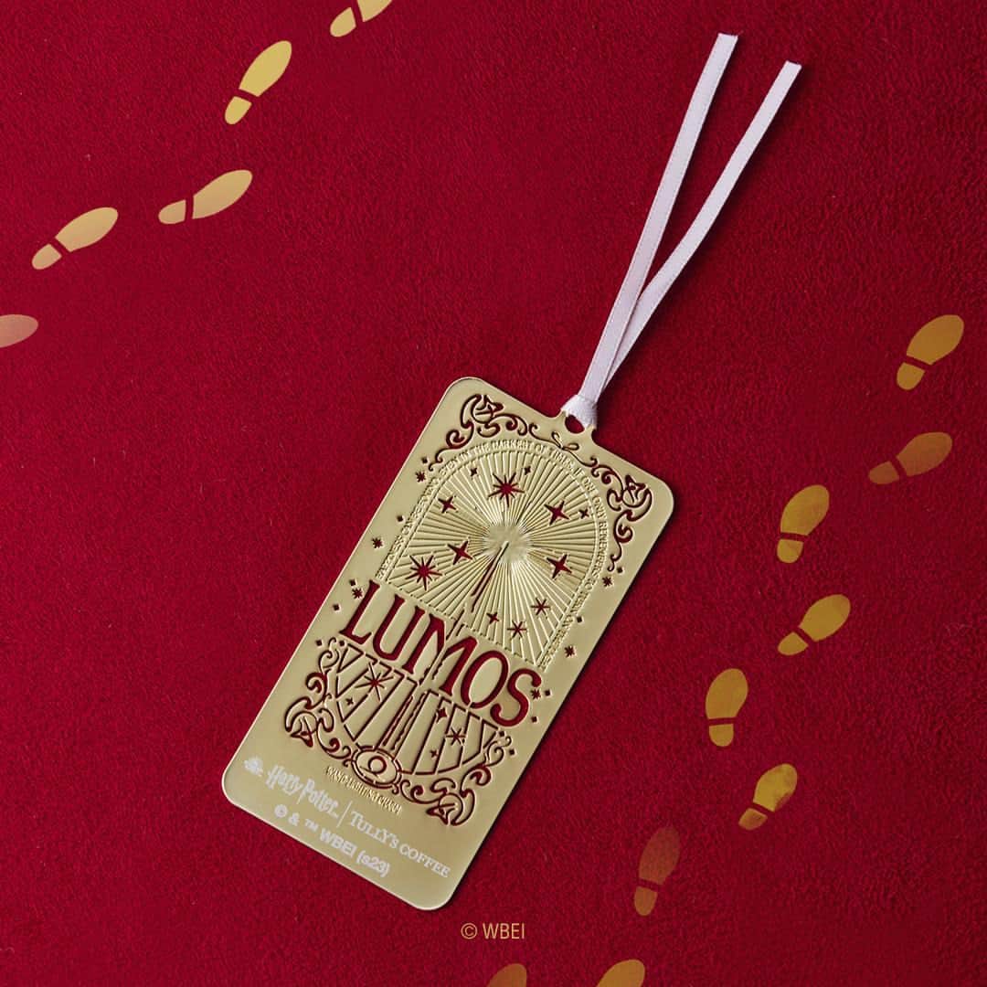 のインスタグラム：「🦉☕ ＊゜＿＿＿＿＿＿＿＿＿⚡  エッチングしおり （ルーモス）  🏰＿＿＿＿＿＿＿＿＿＊゜  “Lumos”！  杖にあかりを灯す便利な魔法「ルーモス」の呪文がデザインされた、 ゴールドのステンレス製のしおり🌟  ブックカバー（タイムターナー）とご一緒に、 ギフトにもおすすめです🎁  #タリーズハリポタコラボ #タリーズ #ハリポタ #ハリーポッター」