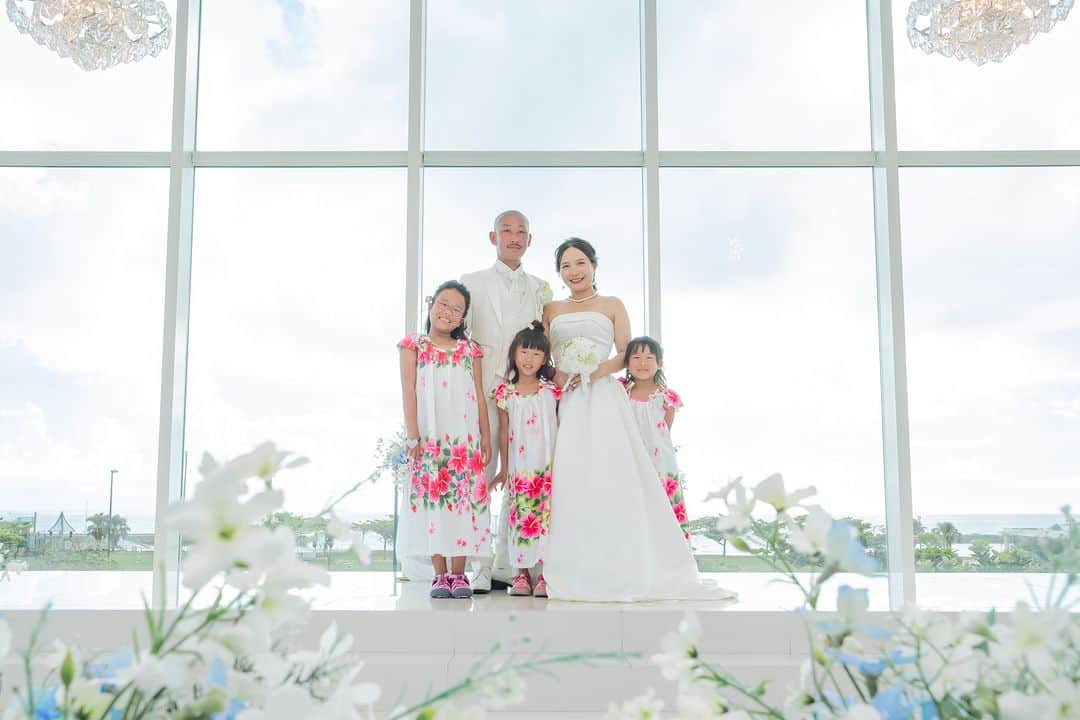 【公式】小さな結婚式さんのインスタグラム写真 - (【公式】小さな結婚式Instagram)「. @petit.wedding をフォローしてね♩ #小さな結婚式 をつけてのお写真投稿も大歓迎です♡ こちらの公式IGでリグラムさせていただきます＊ . お父さん、お母さんである 新郎新婦のおふたりを祝福する かわいいお子さまたち♪ ご家族の笑顔と幸せ溢れる結婚式を沖縄で。  リゾートウェディングであれば、 新婚旅行や家族旅行も一緒にお楽しみいただけます。 . >>#小さな結婚式沖縄店 . ——————— #petitwedding #ラヴィファクトリー #前撮り #結婚式 #プレ花嫁 #卒花 #家族婚 #少人数結婚式 #ウェディング #wedding #bridal #weddingdress #花嫁 #挙式 #結婚式準備 #式場探し #日本中のプレ花嫁さまと繋がりたい #結婚式の思い出に浸る会 #結婚準備 #沖縄花嫁 #ウェディングフォト #花嫁コーディネート #家族婚 #ファミリーウェディング #リゾートウェディング #家族旅行 #新婚旅行 #2023冬婚」11月7日 17時00分 - petit.wedding