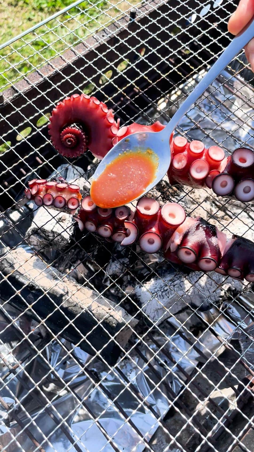 Tasty Japanのインスタグラム：「@tastyjapan 👈他のレシピもチェック！ 【香りだけで酒飲める・・】手軽かつ旨いBBQレシピ  レシピが知りたい方はプロフィールのリンクをクリックしてね♪  ===  Octopus Skewers Servings: 2  INGREDIENTS 200g boiled octopus A 1/2 teaspoon grated garlic 1 tablespoon soy sauce  PREPARATION 1. Cut the boiled octopus into bite-size pieces. Thread the octopus onto skewers. 2. Mix the grated garlic and soy sauce in a bowl. 3. Place the skewers on the BBQ grill and cook on both sides until done. Apply the sauce (2) to boiled octopus skewers. 4. Enjoy!  #tastyjapan #BBQレシピ #タコの串焼き #タコ」