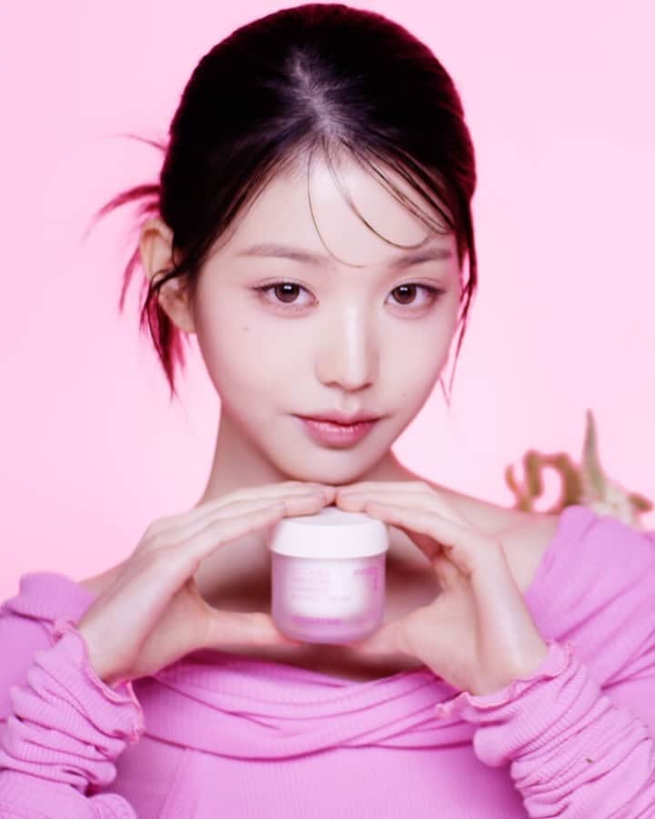 のインスタグラム：「#BLACKFRIDAY  수분 보습만으로는 부족한 피부, 콜라겐*과 그린티세라마이드**의 만남으로 피부의 탄력장벽을 끌어올려 탄탄하고 건강한 피부로 가꾸어 줍니다.  11/8(수)부터 시작되는 블랙 프라이데이 콜라겐 탄력장벽 크림의 특가를 놓치지 마세요.  #이니스프리콜라겐크림 #콜라겐탄력장벽크림  For skin where moisturizer alone is not enough, the combination of collagen* and green tea ceramide** raises the skin’s elastic barrier, creating firm and healthy skin.  Don‘t miss out on the Black Friday special price on Collagen Elasticity Barrier Cream starting on Wednesday, November 8.  #INNISFREECollagenCream #CollagenElasticityBarrierCream」