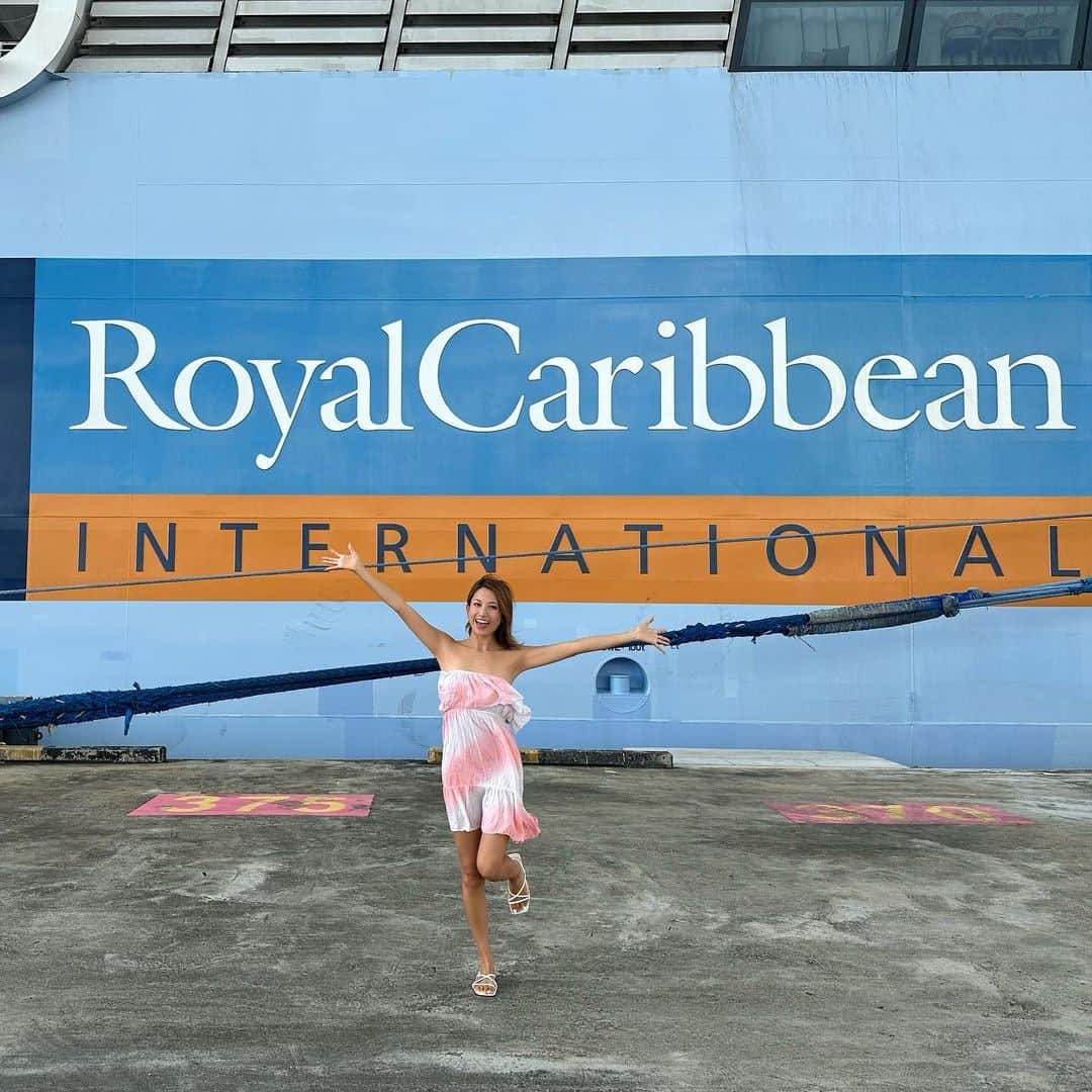 市原彩花さんのインスタグラム写真 - (市原彩花Instagram)「Royal Caribbean Cruise🛳️ @royalcaribbeanasia  @royalcaribbeanjapan   ロイヤルカリビアンクルーズ🛳️ シンガポール発着4泊5日の豪華客船クルーズに行ってきたよ😆 寄港地はプーケットとペナン島🇹🇭🇲🇾  船の中にはプールたくさん、カジノ、ロッククライミング、サーフィン、ゴーカート、ショーシアター…いろんな施設が盛りだくさん❣️ 食事もいつでも無料で食べ放題😍(一部有料)  クルーズ料金には宿泊費、食費、移動費、アクティビティ代が全て含まれてて超コスパ良い❣️ クルーズ旅は一生に一度は行きたいな…ってのはもったいない😁 たくさんの船旅パッケージが出てるからぜひ「🔍ロイヤルカリビアン シンガポール」で検索してみて😉  私はバルコニー付きでいつでも海が見れる部屋に宿泊したよ☺️ 今後、シンガライフTVのYouTubeや記事でも詳しく載せるのでお楽しみに❣️(大変残念ながらイモキンさんは出ません🍠)  ハイライトや今後の投稿にも詳しく乗せてくね😘  #royalcaribbean#royalcaribbeanjapan#ロイヤルカリビアン#ロイヤルカリビアンクルーズ#クルーズ旅行#クルーズ船#スペクトラムオブザシーズ#spectrumoftheseas#豪華客船#クルーズ#海外旅行#シンガポール#シンガポール旅行#シンガライフ #あーちゃんシンガポール」11月7日 17時10分 - ayaka_ichihara