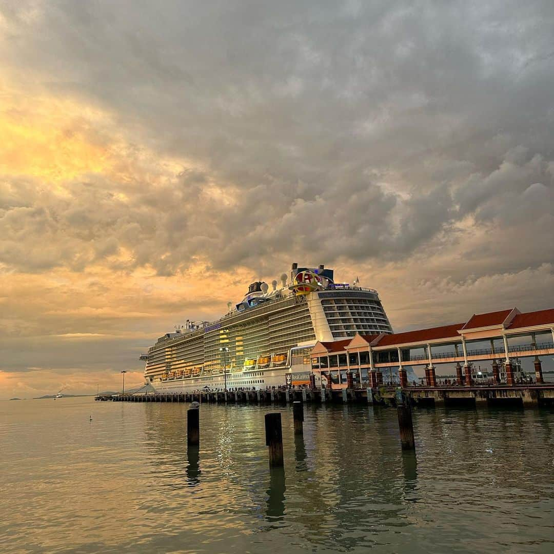 市原彩花さんのインスタグラム写真 - (市原彩花Instagram)「Royal Caribbean Cruise🛳️ @royalcaribbeanasia  @royalcaribbeanjapan   ロイヤルカリビアンクルーズ🛳️ シンガポール発着4泊5日の豪華客船クルーズに行ってきたよ😆 寄港地はプーケットとペナン島🇹🇭🇲🇾  船の中にはプールたくさん、カジノ、ロッククライミング、サーフィン、ゴーカート、ショーシアター…いろんな施設が盛りだくさん❣️ 食事もいつでも無料で食べ放題😍(一部有料)  クルーズ料金には宿泊費、食費、移動費、アクティビティ代が全て含まれてて超コスパ良い❣️ クルーズ旅は一生に一度は行きたいな…ってのはもったいない😁 たくさんの船旅パッケージが出てるからぜひ「🔍ロイヤルカリビアン シンガポール」で検索してみて😉  私はバルコニー付きでいつでも海が見れる部屋に宿泊したよ☺️ 今後、シンガライフTVのYouTubeや記事でも詳しく載せるのでお楽しみに❣️(大変残念ながらイモキンさんは出ません🍠)  ハイライトや今後の投稿にも詳しく乗せてくね😘  #royalcaribbean#royalcaribbeanjapan#ロイヤルカリビアン#ロイヤルカリビアンクルーズ#クルーズ旅行#クルーズ船#スペクトラムオブザシーズ#spectrumoftheseas#豪華客船#クルーズ#海外旅行#シンガポール#シンガポール旅行#シンガライフ #あーちゃんシンガポール」11月7日 17時10分 - ayaka_ichihara